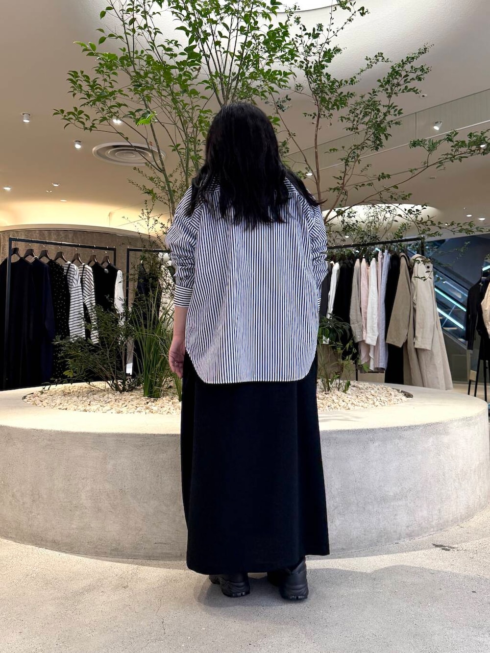 「かぐれ、newarrival、春カラーコーデ、骨格ストレート、イエベ秋、ストレート×イエベ秋、スタッフのこれ買いました、ストレート×カジュアル、ストライプシャツ、ワンピース、休日スタイル、お出かけコーデ、シンプルコーデ、ラフコーデ、シンプルスタイル」｜「かぐれのコットンレギュラーシャツ（シャツ/ブラウス、その他）」を使った、sakaiさん（レディース・160cm）の春コーディネートの3枚目の写真