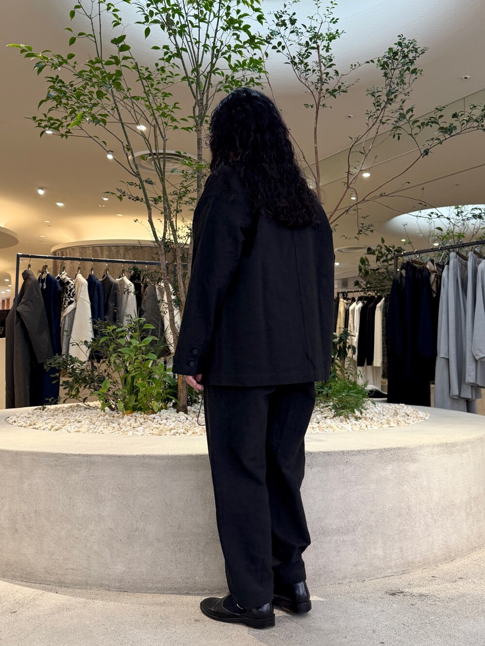 ブラック系のその他アウター、ブラック系のバッグ、ブラック系のその他パンツを着用したレディースの秋コーディネートの4枚目の写真