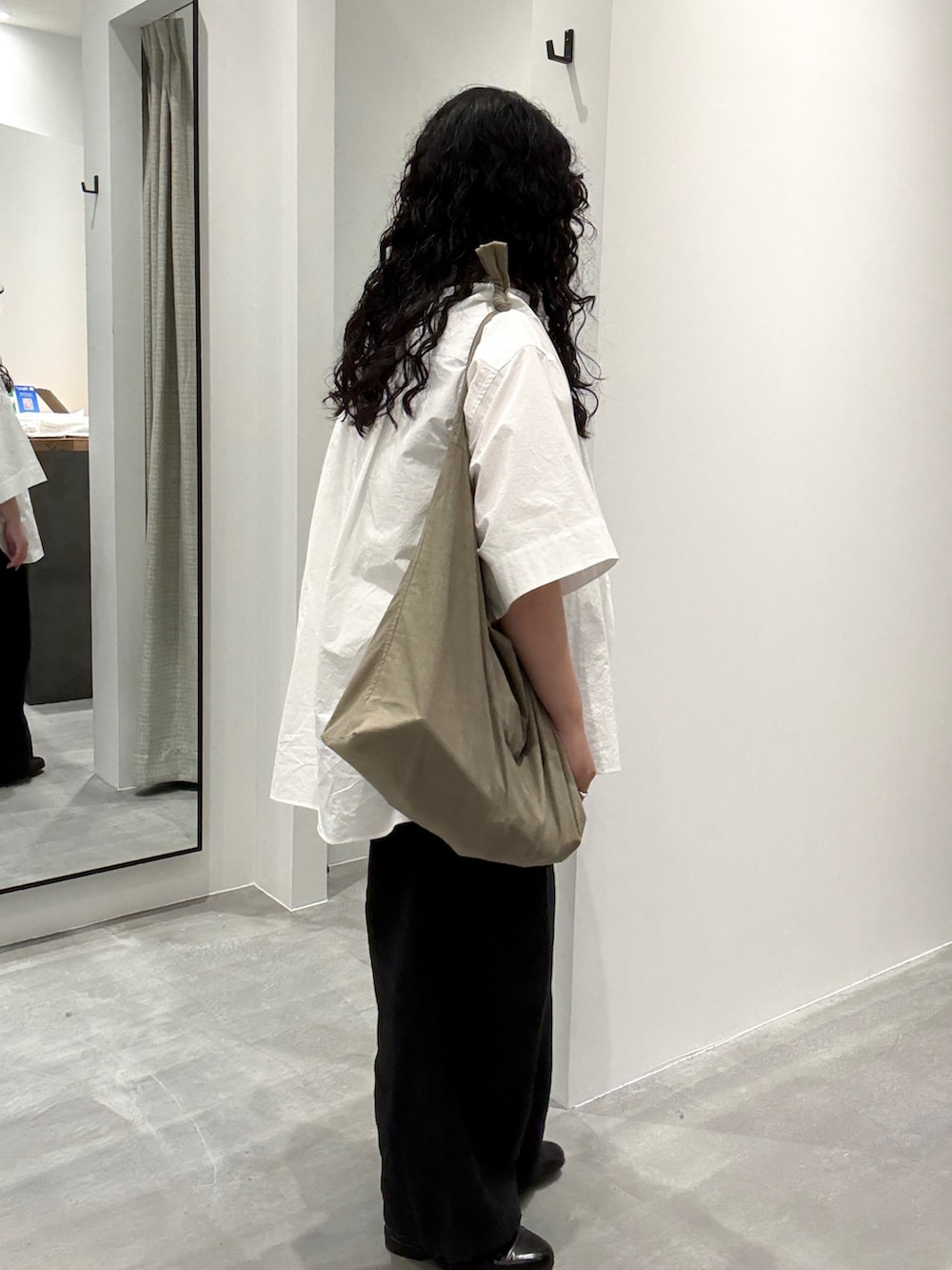 ホワイト系のシャツ/ブラウス、ブラック系のその他パンツ、ベージュ系のタンクトップを着用したレディースの春コーディネートの2枚目の写真