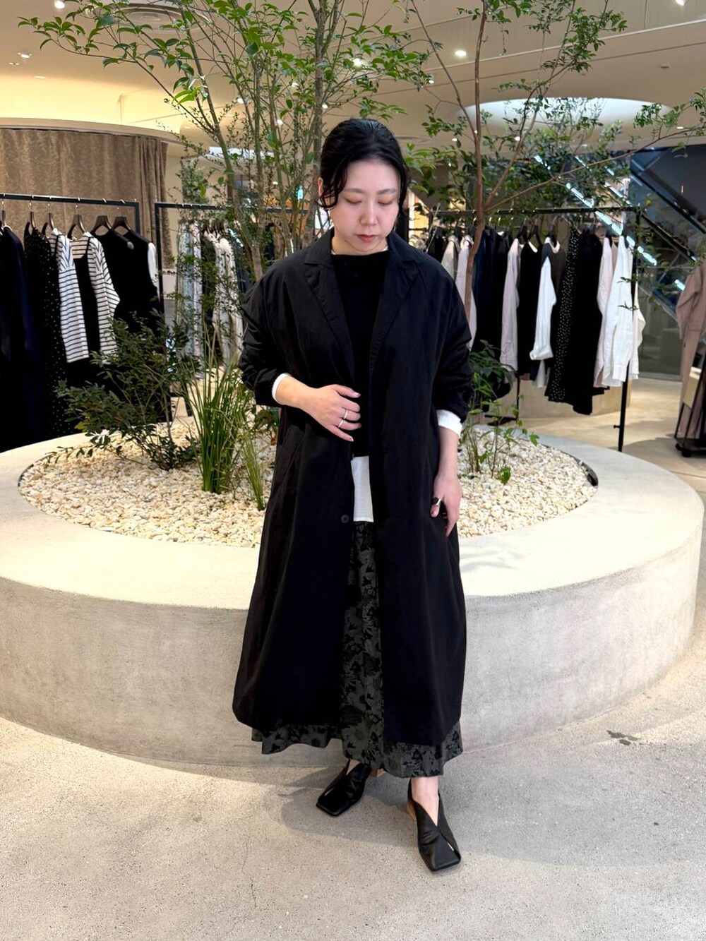 ブラック系のニット/セーター、ホワイト系のTシャツ/カットソー、ブラック系のその他アウターを着用したレディースの春コーディネートの4枚目の写真