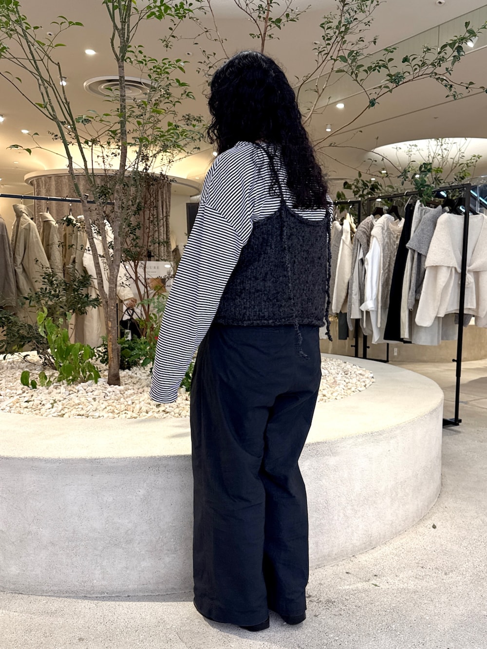 ブラック系のその他パンツ、ブラック系のTシャツ/カットソー、グレー系のニット/セーターを着用したレディースの秋コーディネートの4枚目の写真