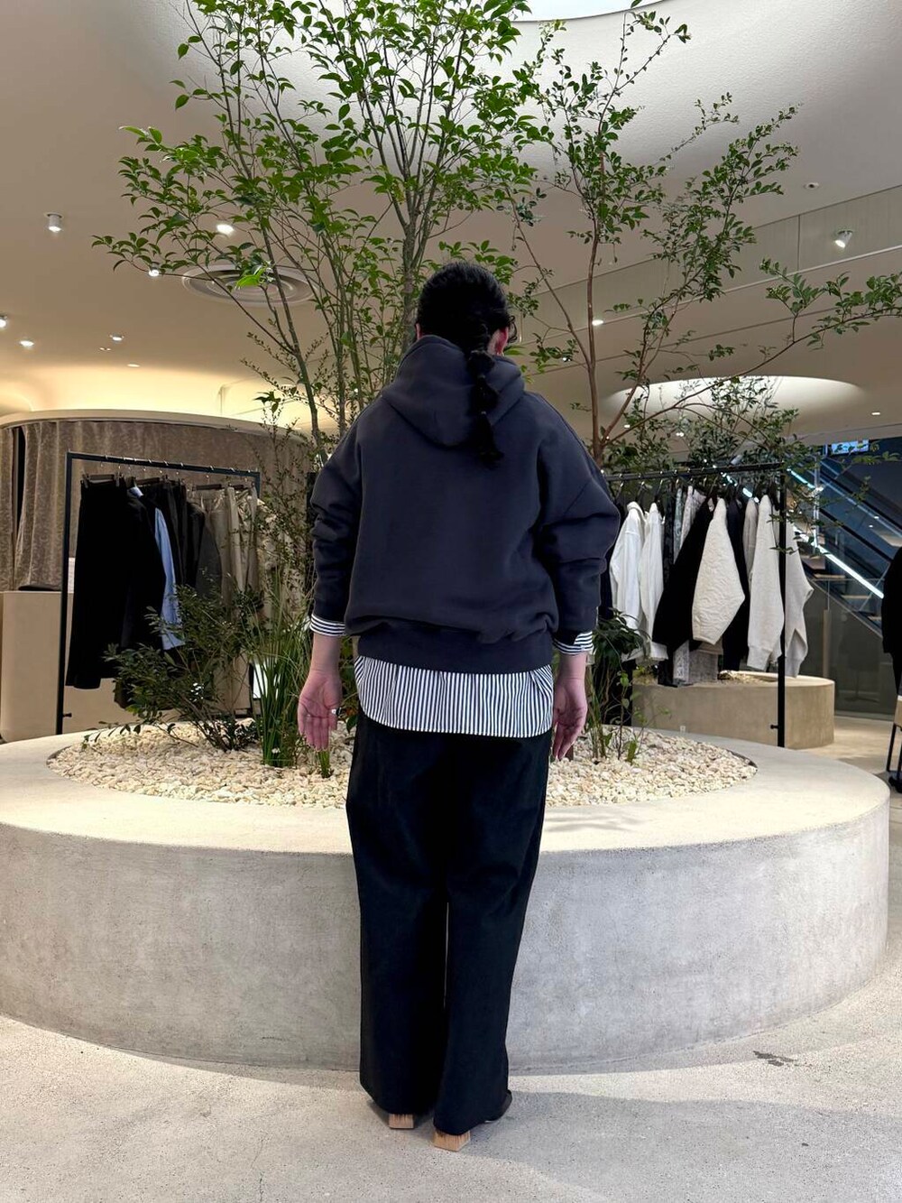 「かぐれ、newarrival、春カラーコーデ、骨格ストレート、イエベ秋、ストレート×イエベ秋、スタッフのこれ買いました、ストレート×カジュアル、最旬スウェットコーデ、パーカー、レイヤードスタイル、ストライプ、ブラック、シャツスタイル、オトナカジュアル」｜「かぐれのスウェットフーディープルオーバー（パーカー、グレー系）」を使った、sakaiさん（レディース・160cm）の春コーディネートの3枚目の写真