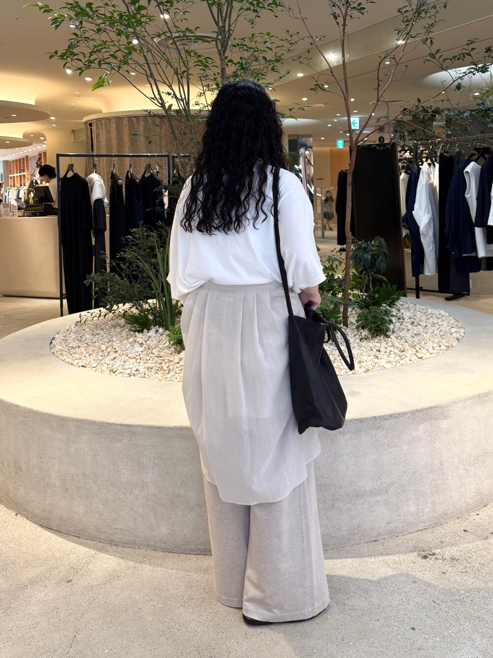 ベージュ系のその他パンツ、グレー系のシャツ/ブラウス、ブラック系のトートバッグを着用したレディースの夏コーディネートの3枚目の写真