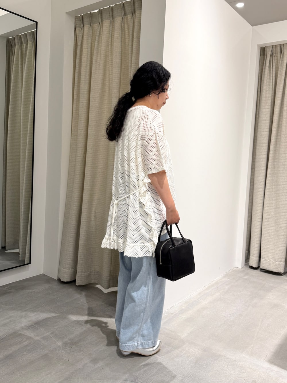ホワイト系のTシャツ/カットソー、シルバー系のパンプス、ブルー系のデニムパンツを着用したレディースの夏コーディネートの2枚目の写真