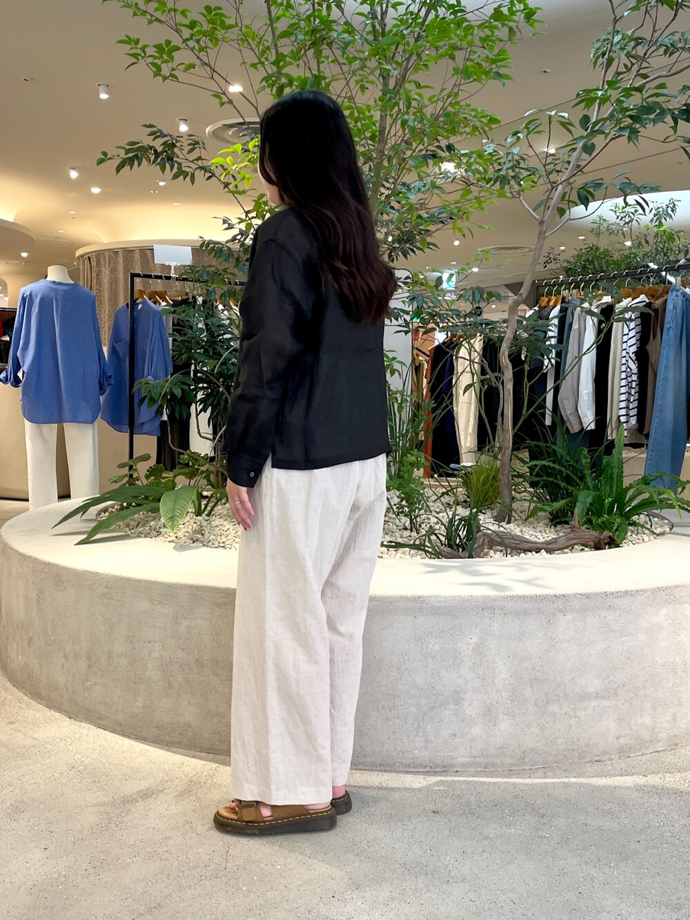 ベージュ系のその他パンツ、ブラック系のシャツ/ブラウス、ベージュ系のハットを着用したレディースの夏コーディネートの2枚目の写真