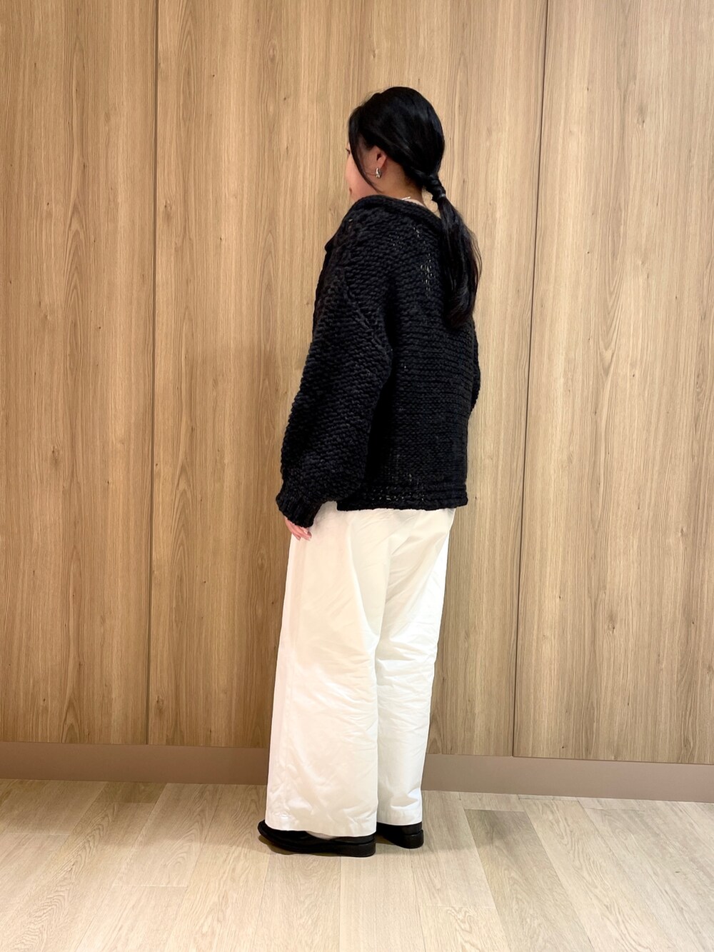 ベージュ系のタンクトップ、ホワイト系のその他パンツ、ブラック系のニット/セーターを着用したレディースの秋コーディネートの3枚目の写真