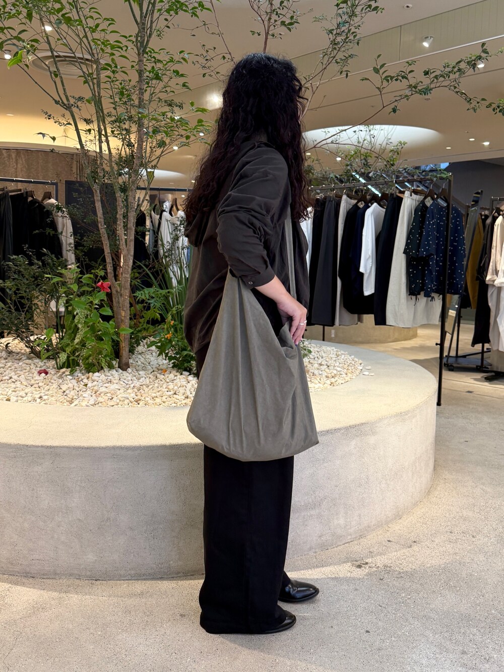 ブラック系のサロペット/オーバーオール、ブラック系のシャツ/ブラウス、グレー系のショルダーバッグを着用したレディースの夏コーディネートの2枚目の写真