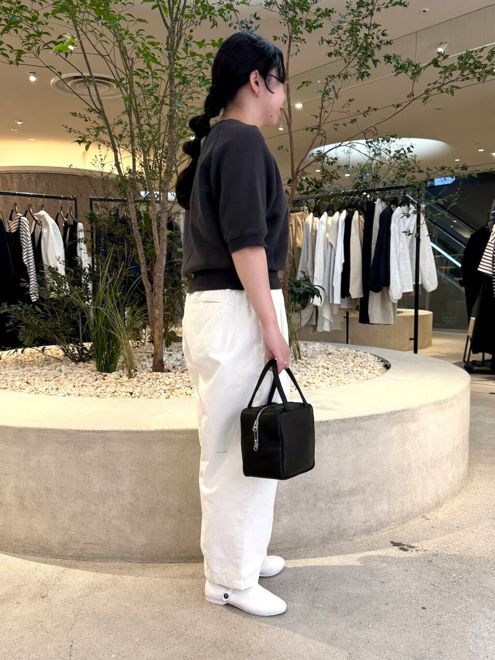 「かぐれ、newarrival、休日スタイル、旅行コーデ、春カラーコーデ、骨格ストレート、イエベ秋、ストレート×イエベ秋、スタッフのこれ買いました、ストレート×カジュアル、大人カジュアル、リラックススタイル、モノトーン」｜「かぐれのコットンクロップドパンツ（その他パンツ、ホワイト系）」を使った、sakaiさん（レディース・160cm）の春コーディネートの2枚目の写真