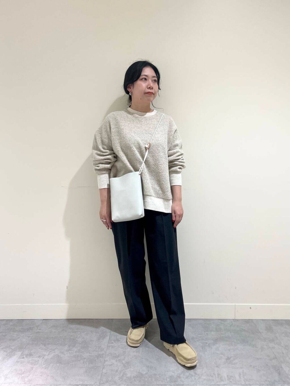 グレー系のその他パンツ、ベージュ系のTシャツ/カットソー、ホワイト系のその他雑貨を着用したレディースの冬コーディネートの4枚目の写真