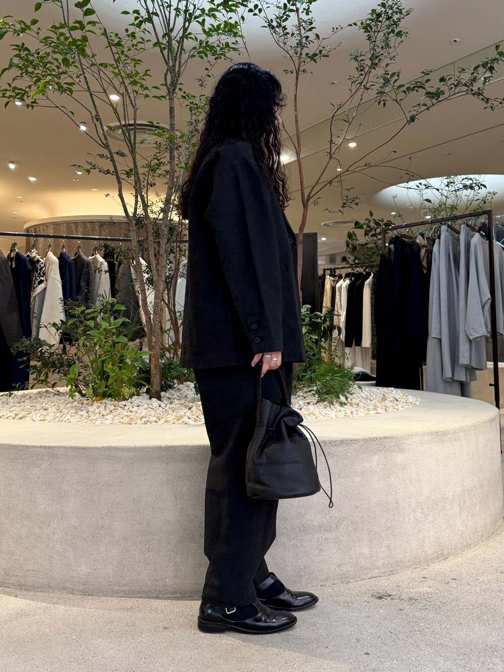 ブラック系のその他アウター、ブラック系のバッグ、ブラック系のその他パンツを着用したレディースの秋コーディネートの2枚目の写真