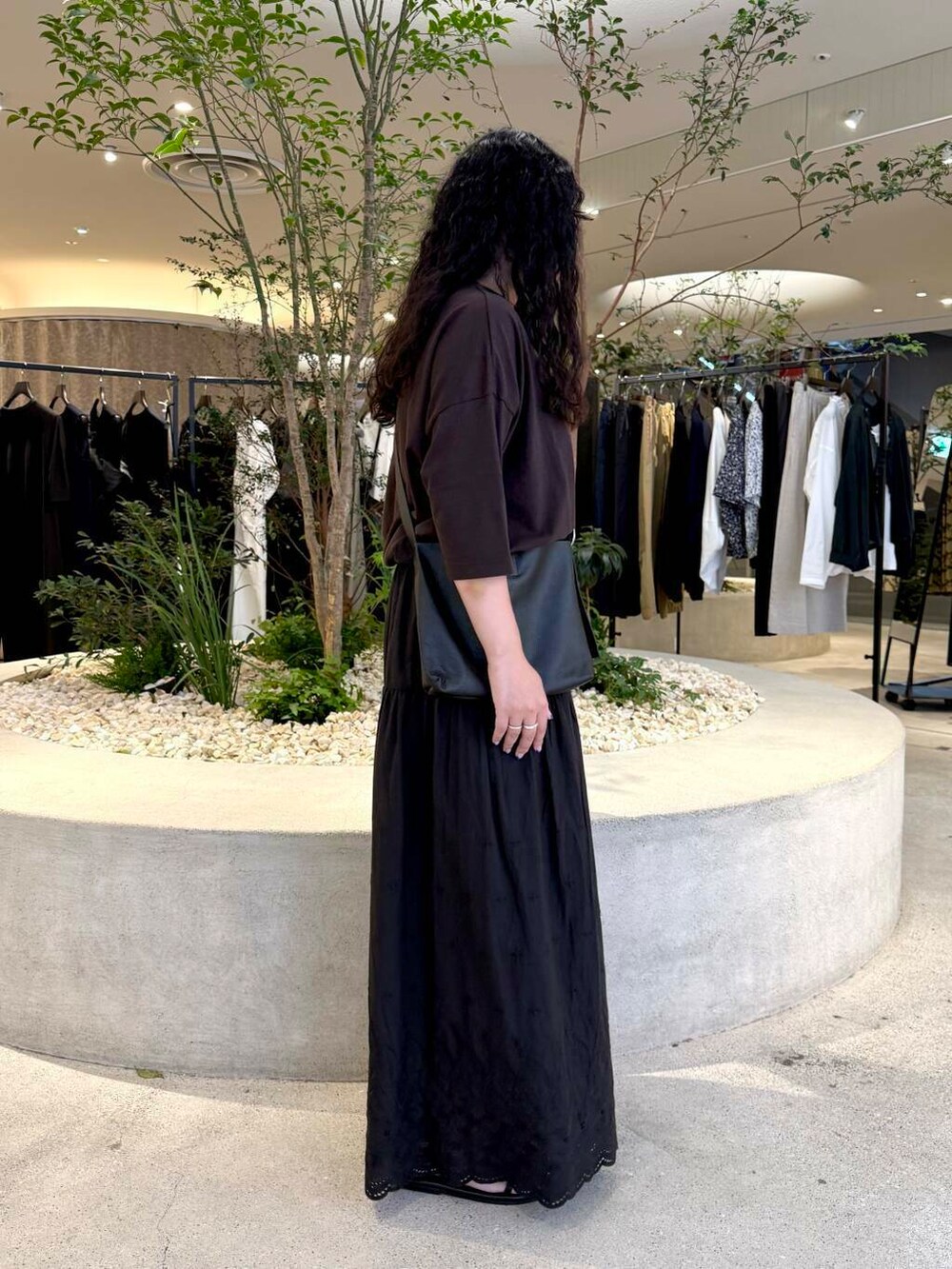 ブラック系のその他パンツ、ブラウン系のTシャツ/カットソー、ブラック系のショルダーバッグを着用したレディースの夏コーディネートの2枚目の写真