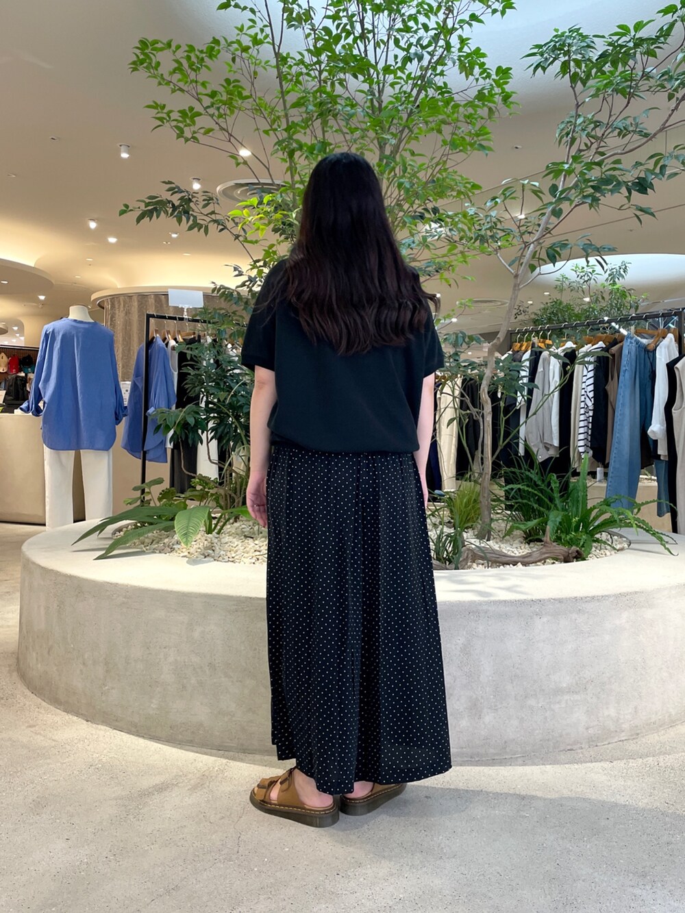 ブラック系のTシャツ/カットソー、ブラック系のその他パンツを着用したレディースの夏コーディネートの2枚目の写真