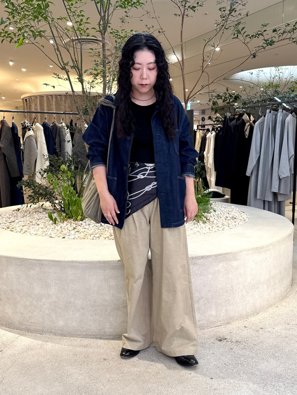 グレー系のショルダーバッグ、ベージュ系のその他パンツ、ブルー系のカバーオールを着用したレディースの秋コーディネートの5枚目の写真