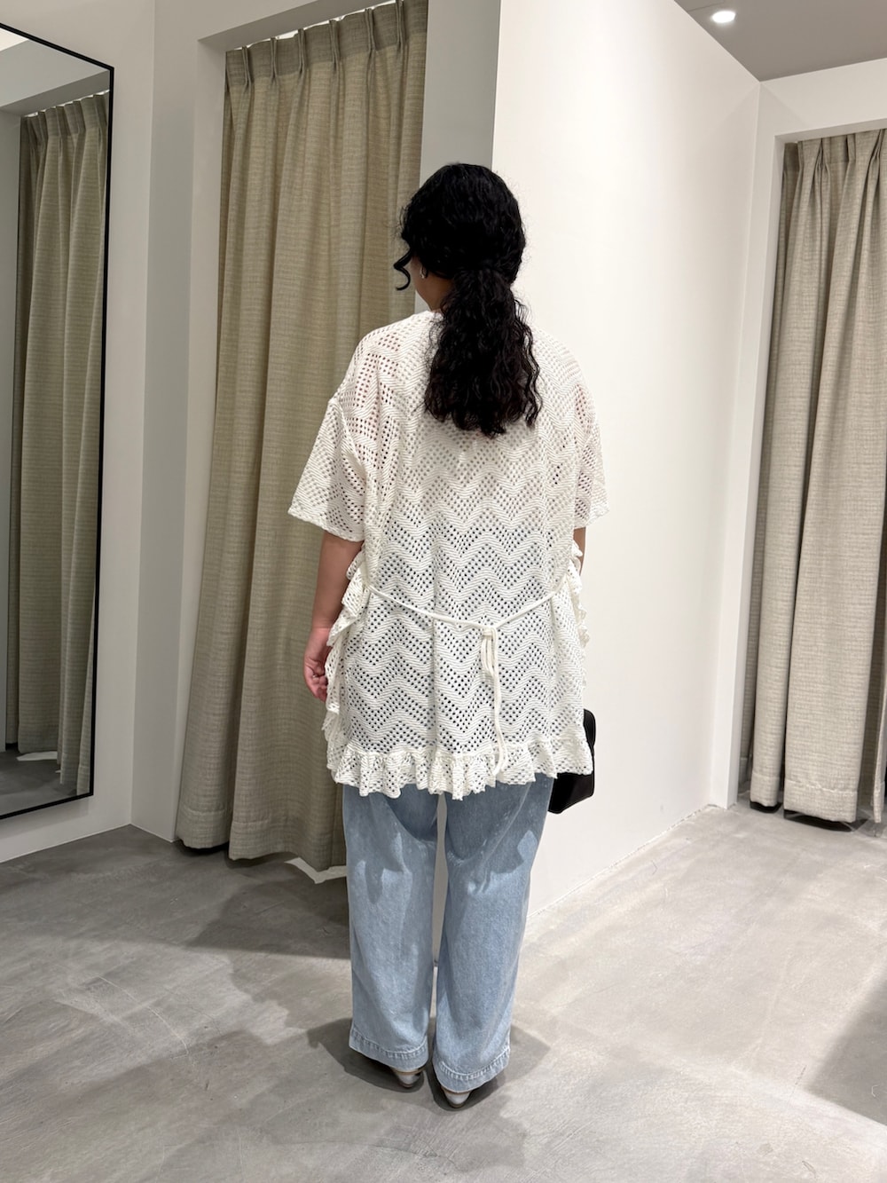 ホワイト系のTシャツ/カットソー、シルバー系のパンプス、ブルー系のデニムパンツを着用したレディースの夏コーディネートの3枚目の写真