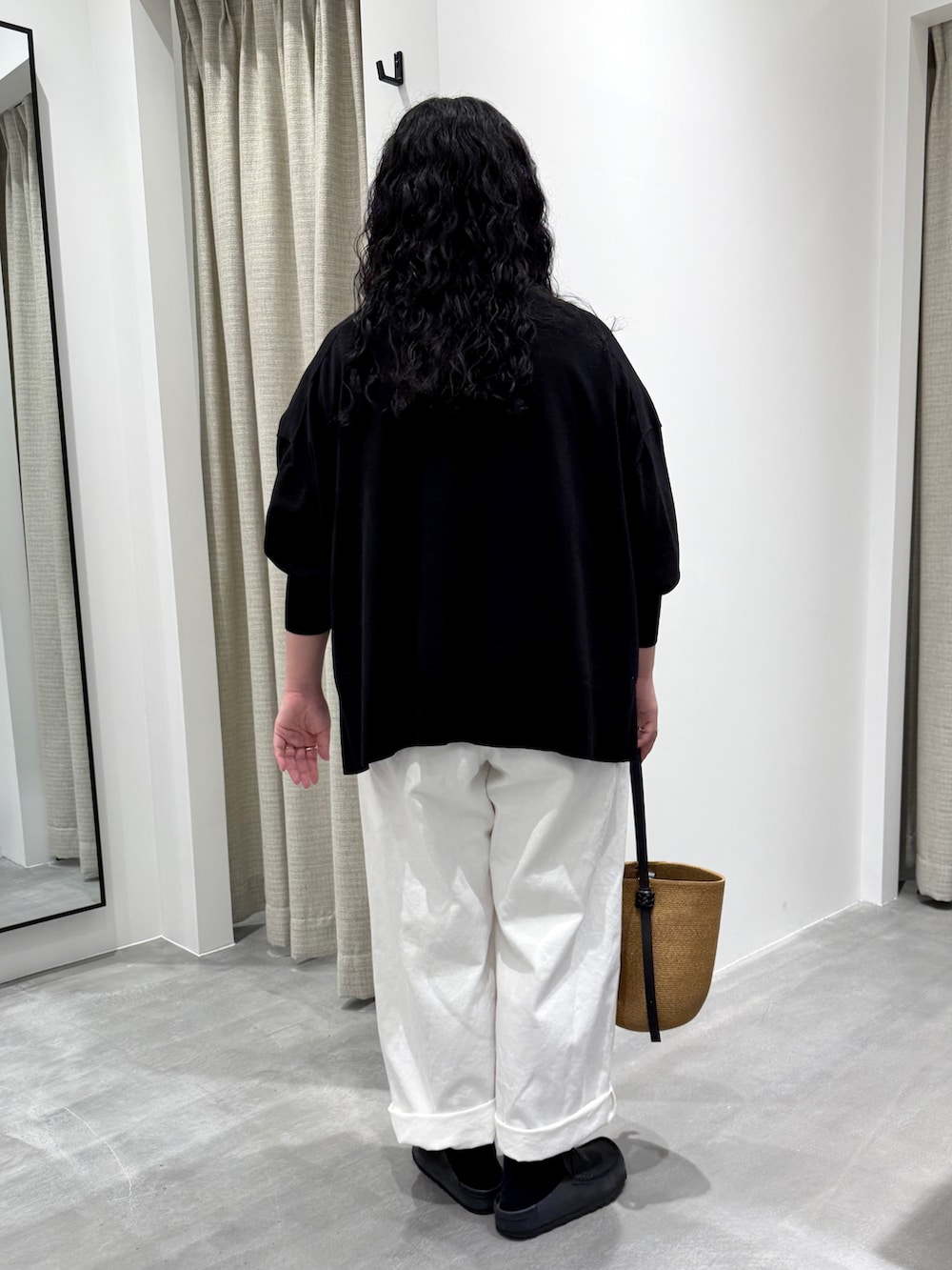 ホワイト系のその他パンツ、ブラック系のカーディガン/ボレロ、ホワイト系のTシャツ/カットソーを着用したレディースの春コーディネートの3枚目の写真