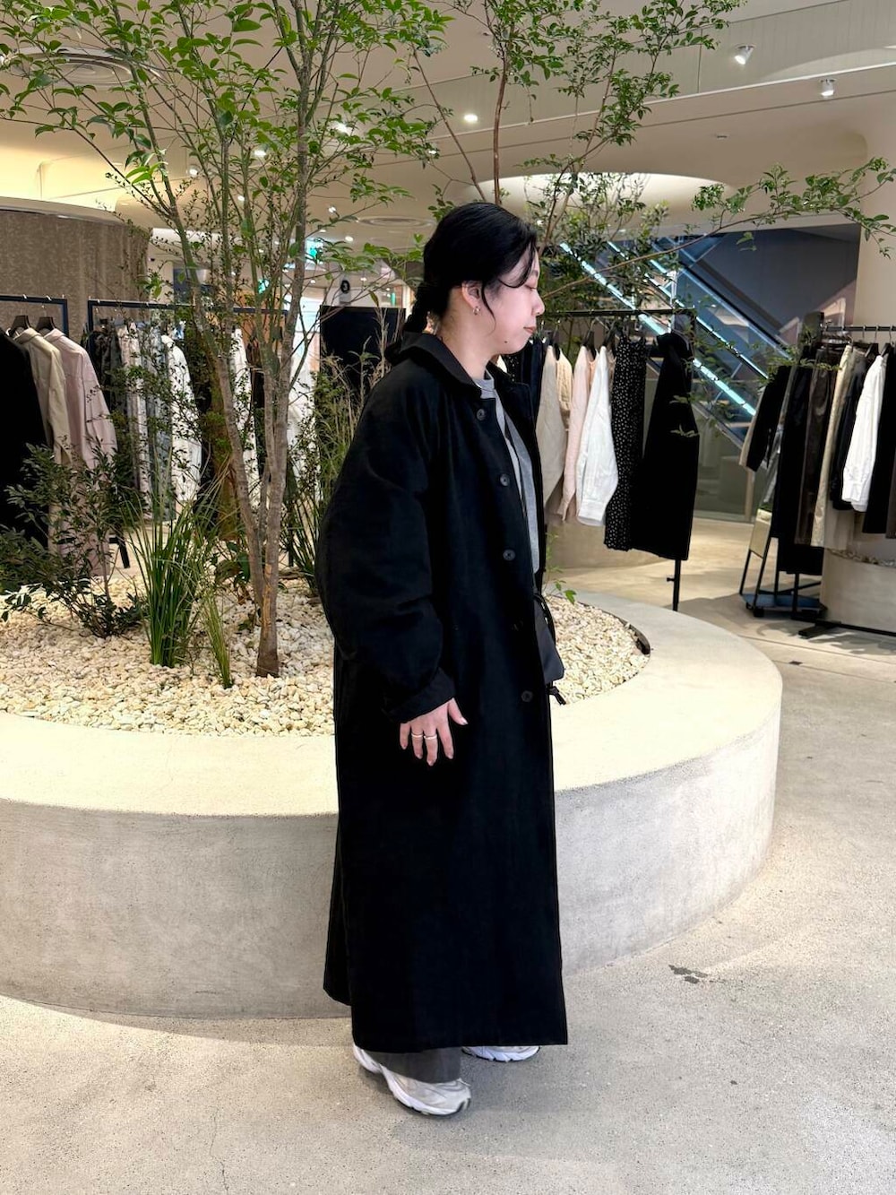 グレー系のニット/セーター、グレー系のその他パンツ、ブラック系のジャケット/アウターを着用したレディースの春コーディネートの2枚目の写真