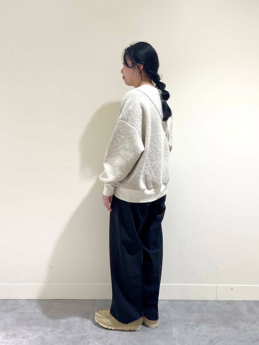 グレー系のその他パンツ、ベージュ系のTシャツ/カットソー、ホワイト系のその他雑貨を着用したレディースの冬コーディネートの2枚目の写真