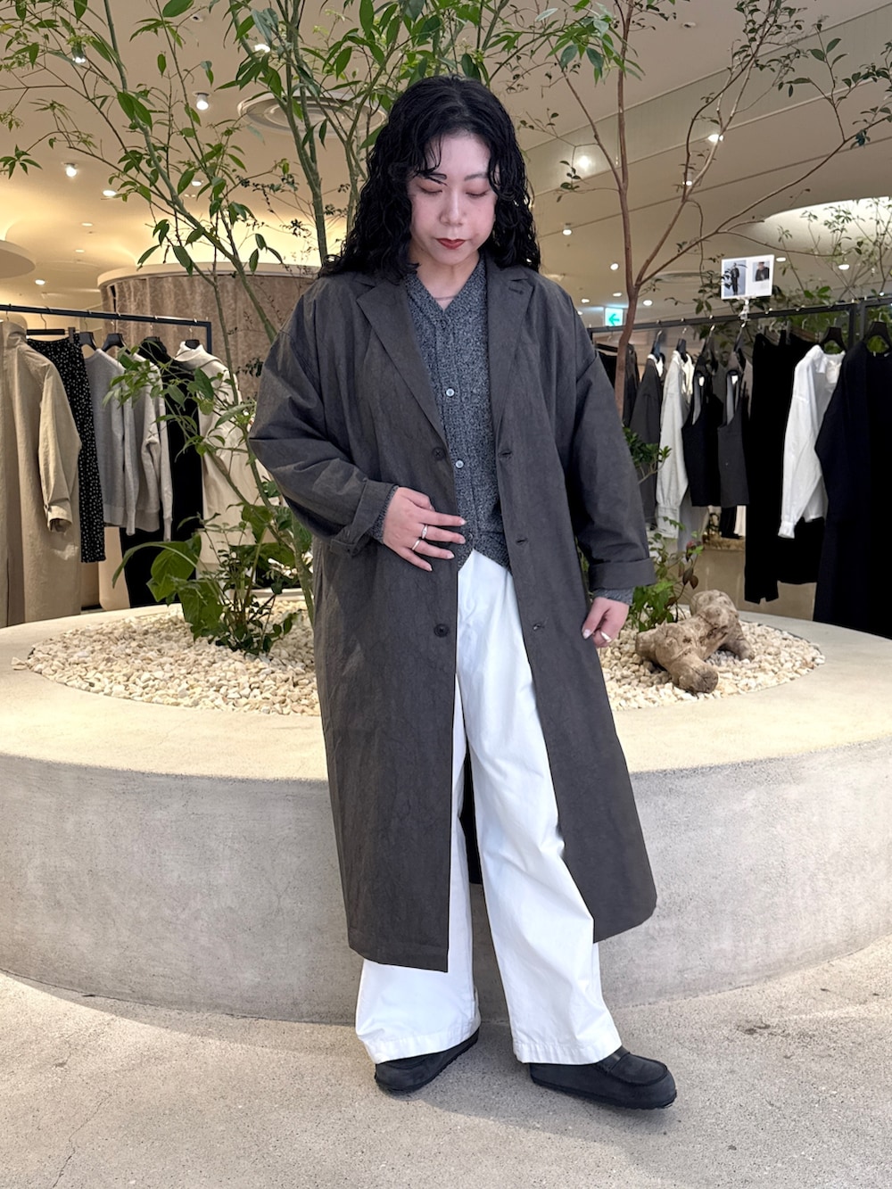 グレー系のニット/セーター、グレー系のその他アウター、ホワイト系のその他パンツを着用したレディースの冬コーディネートの5枚目の写真