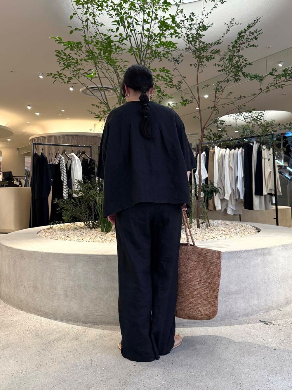 「かぐれ、雨の日コーデ、newarrival、休日スタイル、旅行コーデ、骨格ストレート、イエベ秋、ストレート×イエベ秋、即戦力ブラウスコーデ、スタッフのこれ買いました、ストレート×カジュアル、シンプルスタイル、オトナカジュアル、かごバッグ、ブラック」｜「かぐれのリネンイージーパンツ（その他パンツ、ブラック系）」を使った、sakaiさん（レディース・160cm）の春コーディネートの4枚目の写真