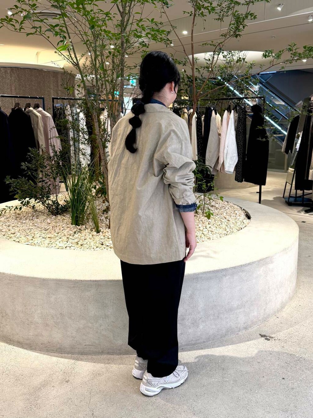 ブルー系のシャツ/ブラウス、ベージュ系のその他アウター、ブラック系のその他パンツを着用したレディースの春コーディネートの3枚目の写真