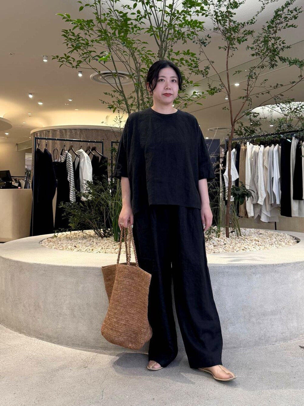 「かぐれ、雨の日コーデ、newarrival、休日スタイル、旅行コーデ、骨格ストレート、イエベ秋、ストレート×イエベ秋、即戦力ブラウスコーデ、スタッフのこれ買いました、ストレート×カジュアル、シンプルスタイル、オトナカジュアル、かごバッグ、ブラック」｜「かぐれのリネンイージーパンツ（その他パンツ、ブラック系）」を使った、sakaiさん（レディース・160cm）の春コーディネートの2枚目の写真
