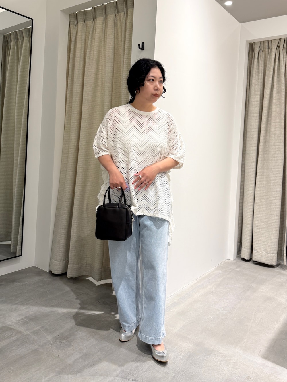 ホワイト系のTシャツ/カットソー、シルバー系のパンプス、ブルー系のデニムパンツを着用したレディースの夏コーディネートの5枚目の写真