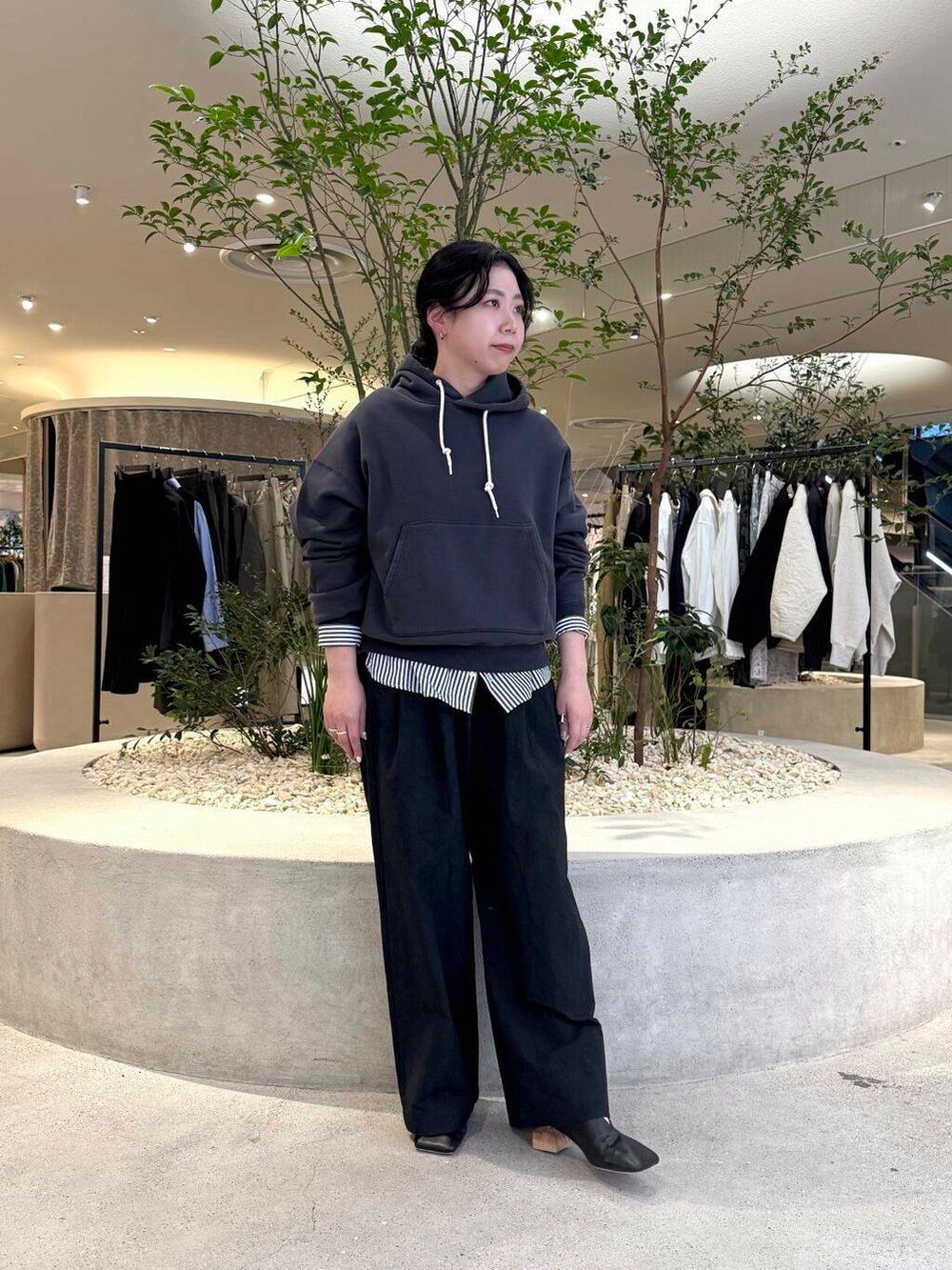 「かぐれ、newarrival、春カラーコーデ、骨格ストレート、イエベ秋、ストレート×イエベ秋、スタッフのこれ買いました、ストレート×カジュアル、最旬スウェットコーデ、パーカー、レイヤードスタイル、ストライプ、ブラック、シャツスタイル、オトナカジュアル」｜「かぐれのスウェットフーディープルオーバー（パーカー、グレー系）」を使った、sakaiさん（レディース・160cm）の春コーディネートの4枚目の写真