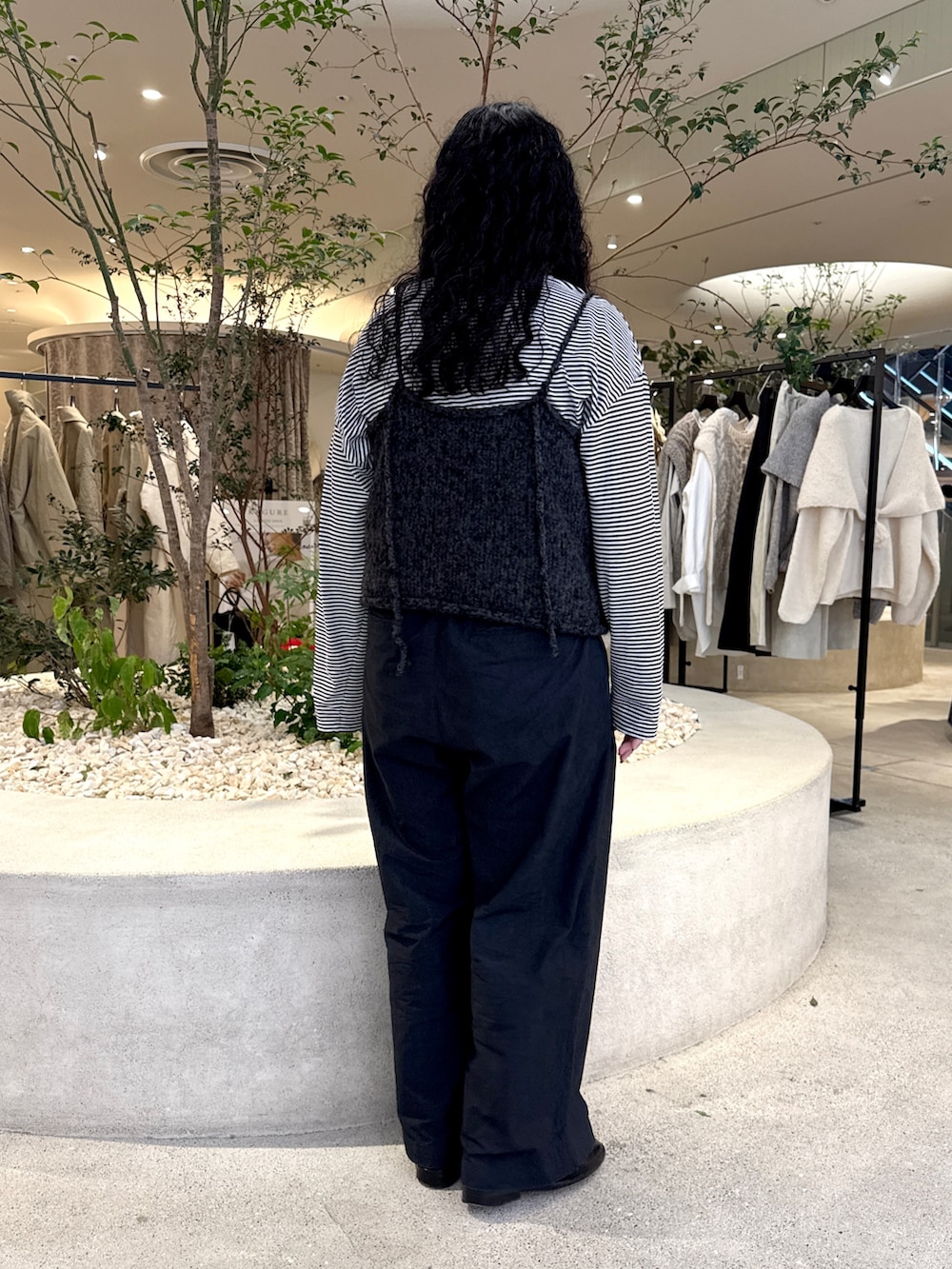 ブラック系のその他パンツ、ブラック系のTシャツ/カットソー、グレー系のニット/セーターを着用したレディースの秋コーディネートの3枚目の写真