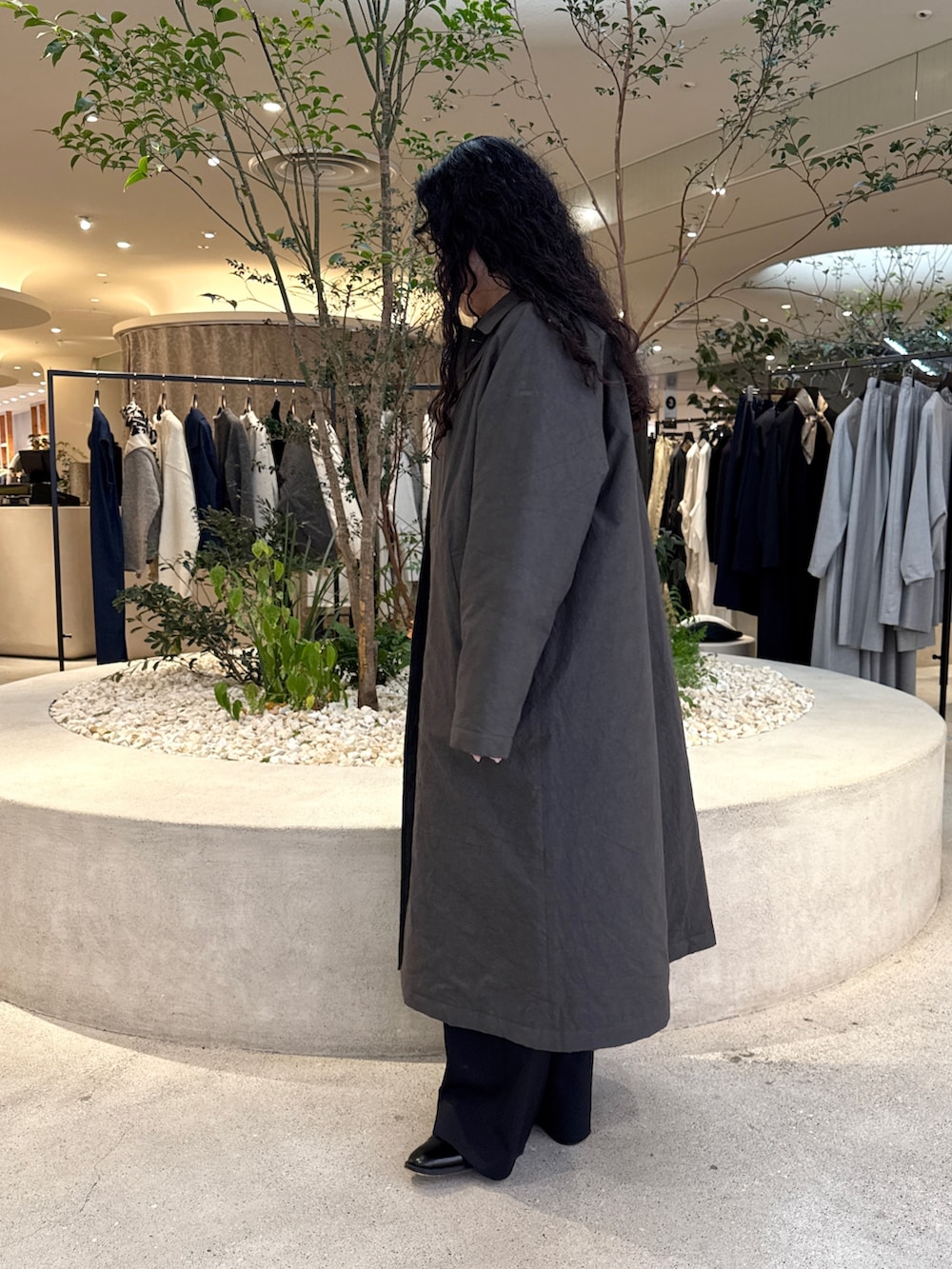 ブラック系のトートバッグ、グレー系のダウンジャケット/コートを着用したレディースの秋コーディネートの4枚目の写真