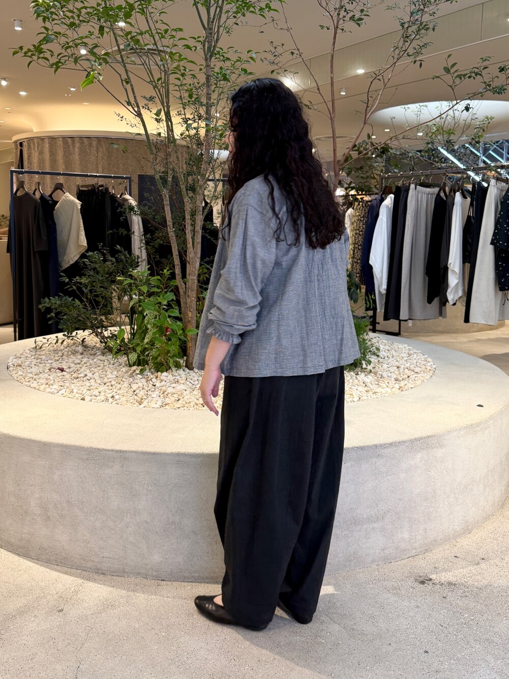 その他のシャツ/ブラウス、ブラック系のタンクトップ、ブラック系のその他パンツを着用したレディースの夏コーディネートの2枚目の写真