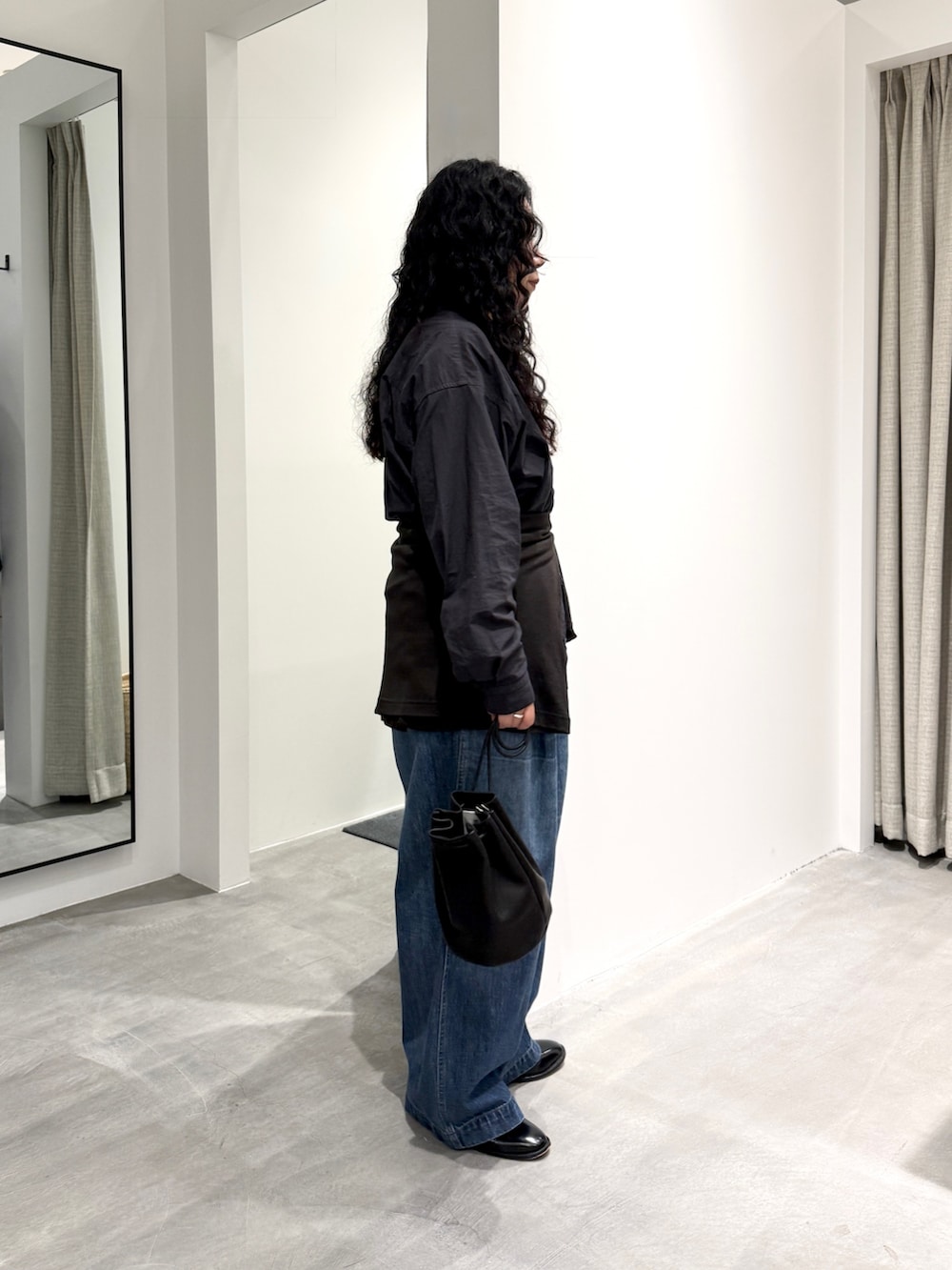ブルー系のデニムパンツ、ブラウン系のシャツ/ブラウスを着用したレディースの秋コーディネートの2枚目の写真