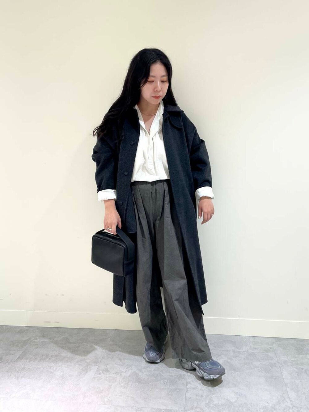 ホワイト系のシャツ/ブラウス、グレー系のステンカラーコート、グレー系のその他パンツを着用したレディースの秋コーディネートの2枚目の写真