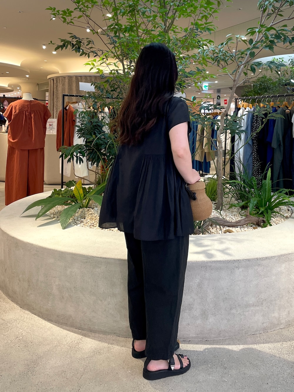 ベージュ系のかごバッグ、ブラック系のシャツ/ブラウス、ブラック系のその他パンツを着用したレディースの夏コーディネートの2枚目の写真