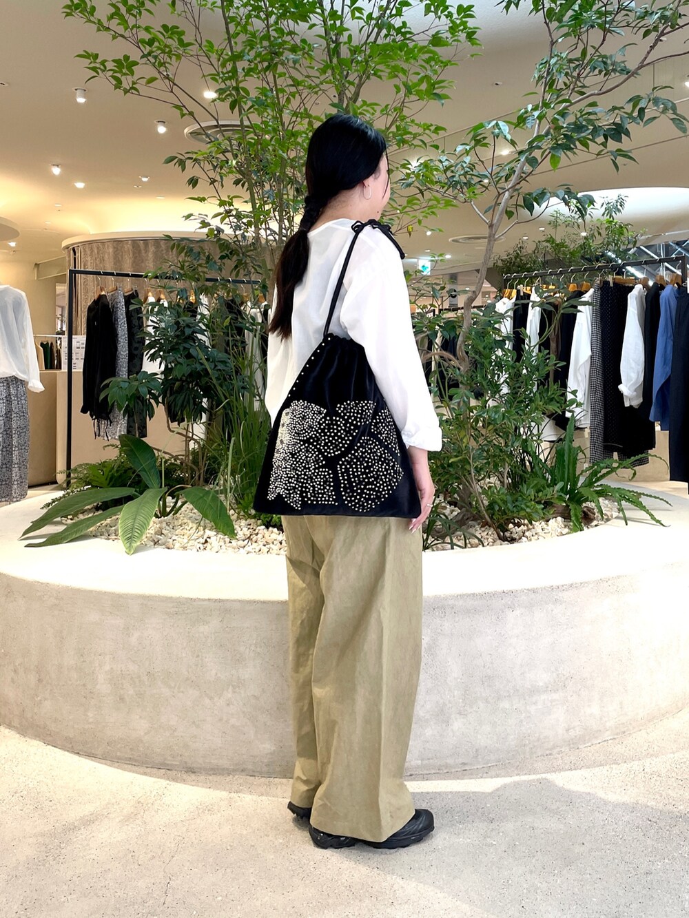ブラック系のバッグ、ホワイト系のシャツ/ブラウス、ベージュ系のその他パンツを着用したレディースの秋コーディネートの2枚目の写真