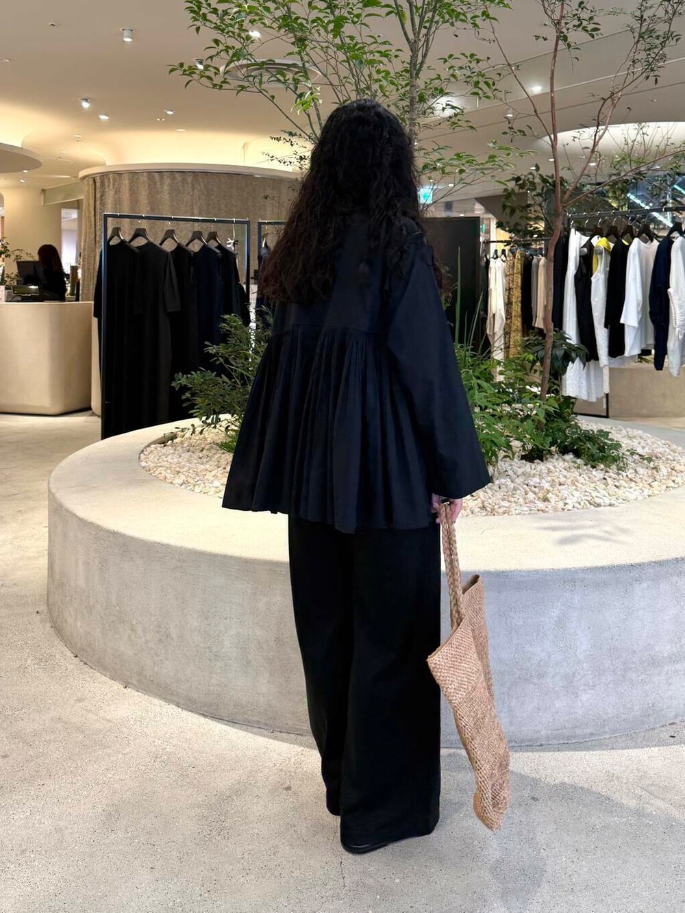 ブラック系のシャツ/ブラウス、ブラック系のその他パンツを着用したレディースの夏コーディネートの3枚目の写真