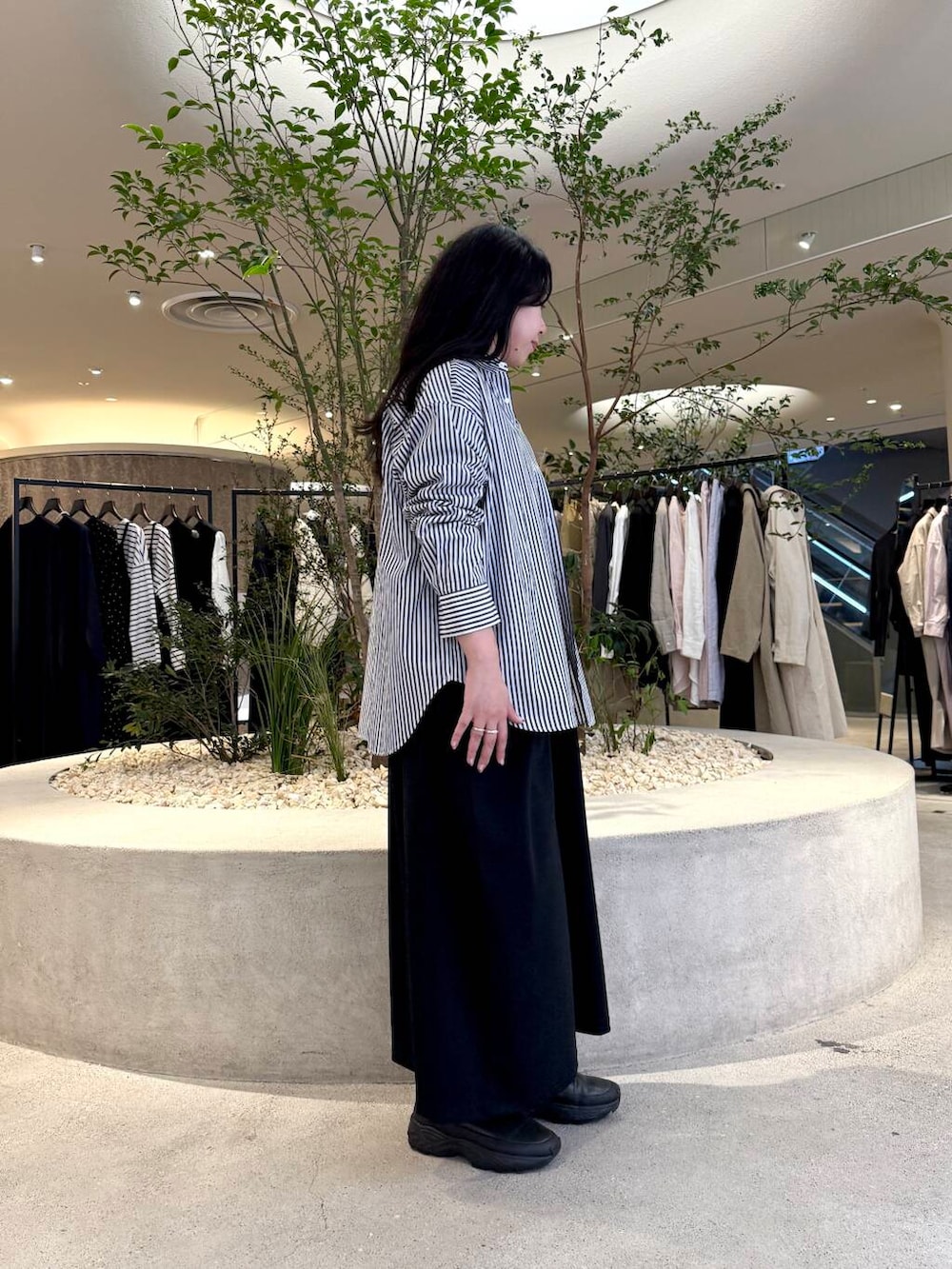 「かぐれ、newarrival、春カラーコーデ、骨格ストレート、イエベ秋、ストレート×イエベ秋、スタッフのこれ買いました、ストレート×カジュアル、ストライプシャツ、ワンピース、休日スタイル、お出かけコーデ、シンプルコーデ、ラフコーデ、シンプルスタイル」｜「かぐれのコットンレギュラーシャツ（シャツ/ブラウス、その他）」を使った、sakaiさん（レディース・160cm）の春コーディネートの2枚目の写真