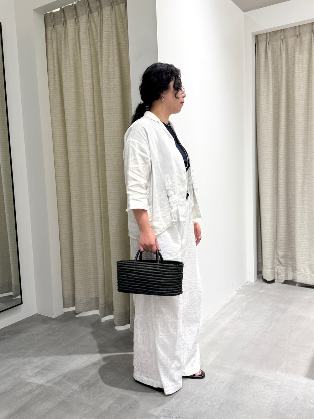 ホワイト系のシャツ/ブラウス、ホワイト系のその他パンツ、ブラック系のかごバッグを着用したレディースの夏コーディネートの2枚目の写真