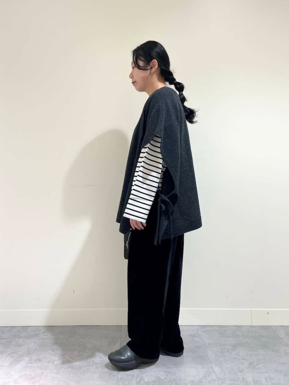 ブラック系のその他パンツ、ホワイト系のTシャツ/カットソー、グレー系のベストを着用したレディースの冬コーディネートの2枚目の写真