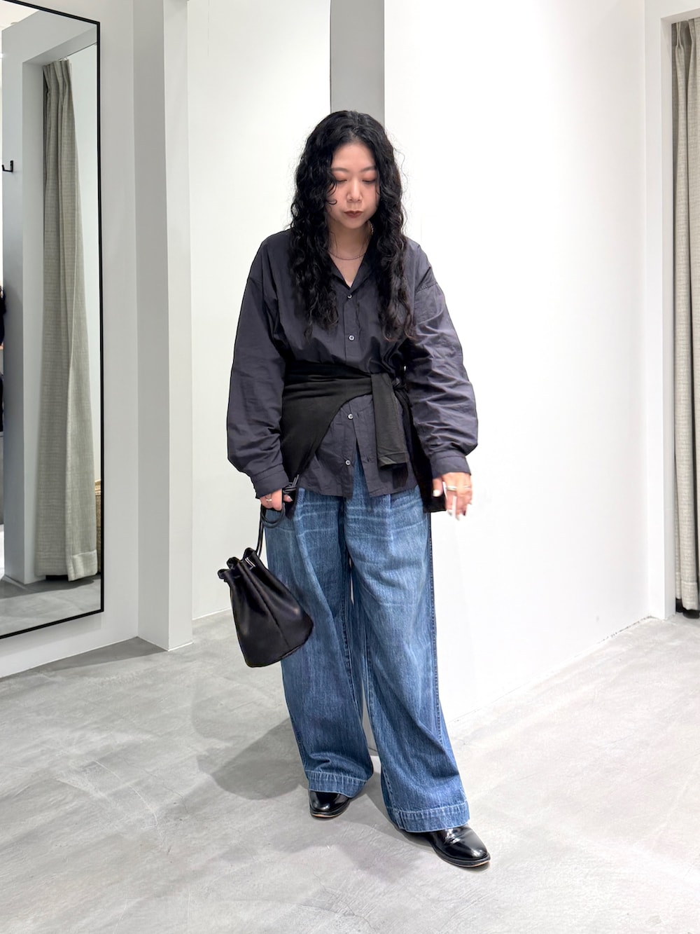 ブルー系のデニムパンツ、ブラウン系のシャツ/ブラウスを着用したレディースの秋コーディネートの4枚目の写真