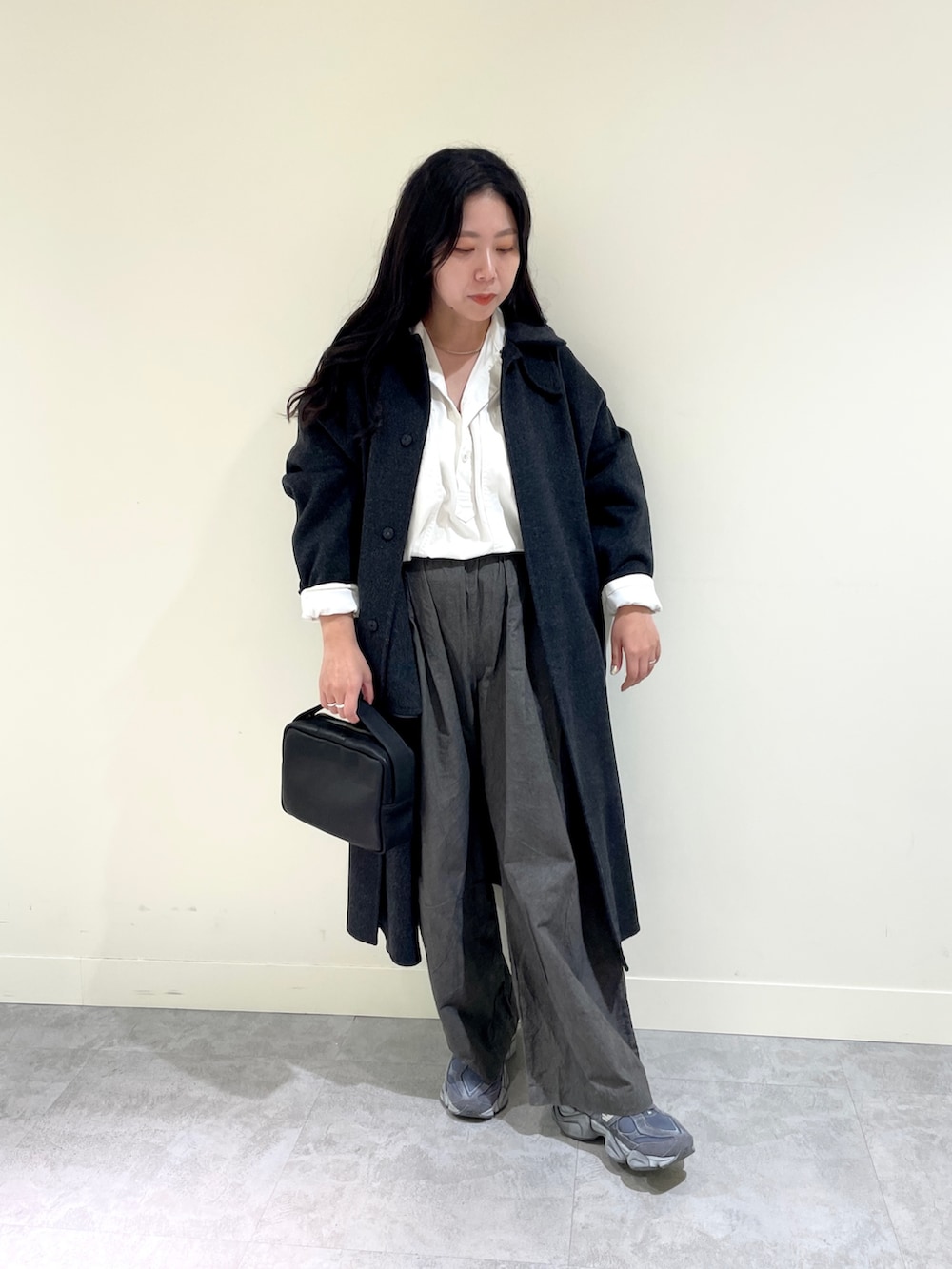 ホワイト系のシャツ/ブラウス、グレー系のその他パンツ、ブラック系のステンカラーコートを着用したレディースの秋コーディネートの2枚目の写真