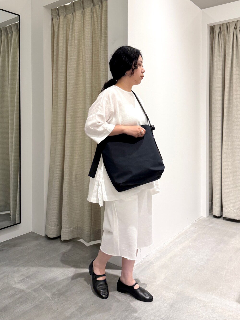 ホワイト系のシャツ/ブラウス、ブラック系のショルダーバッグ、ホワイト系のその他パンツを着用したレディースの夏コーディネートの2枚目の写真