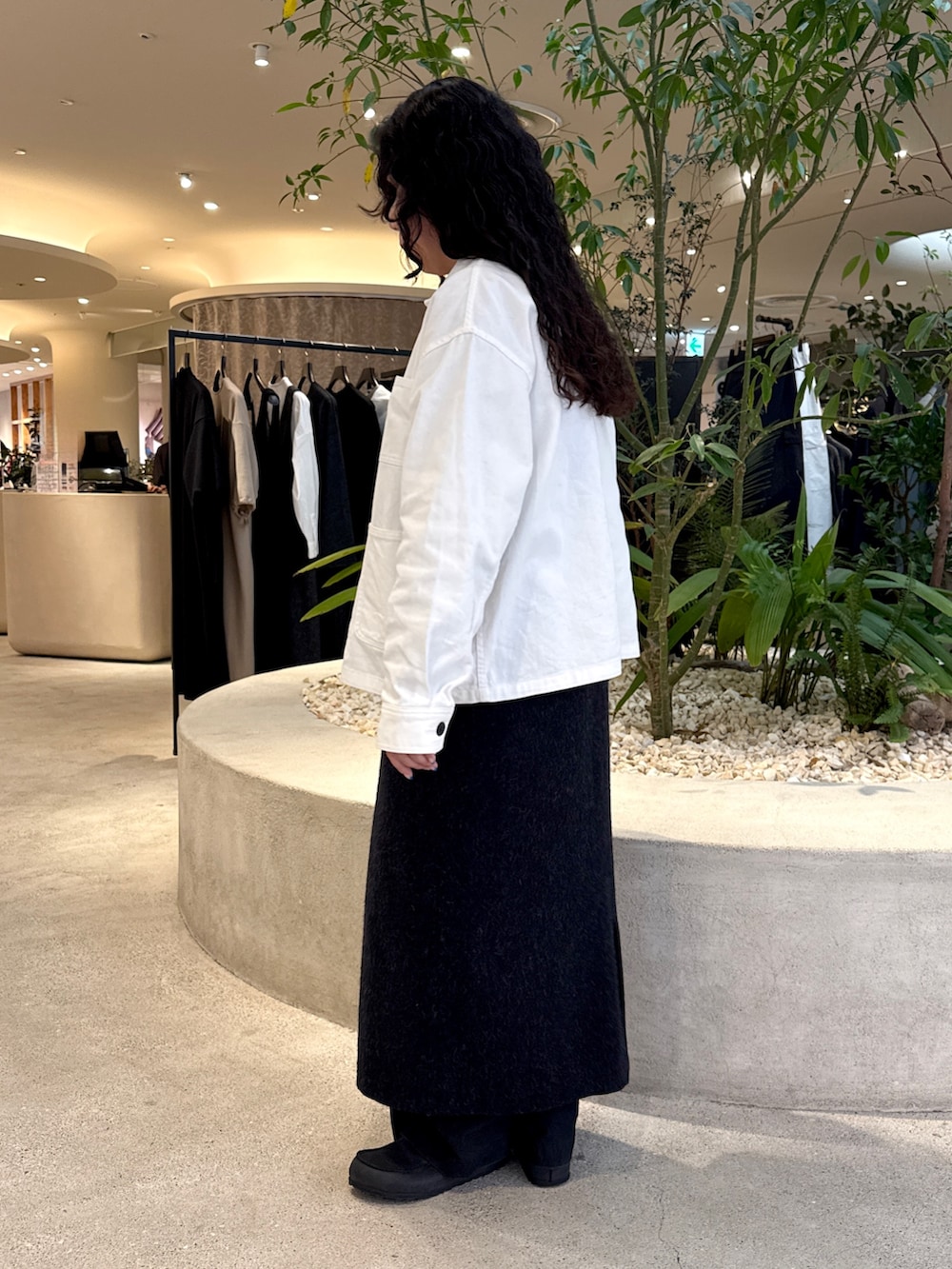 ホワイト系のカバーオール、ブラック系のTシャツ/カットソー、グレー系のワンピースを着用したレディースの冬コーディネートの4枚目の写真