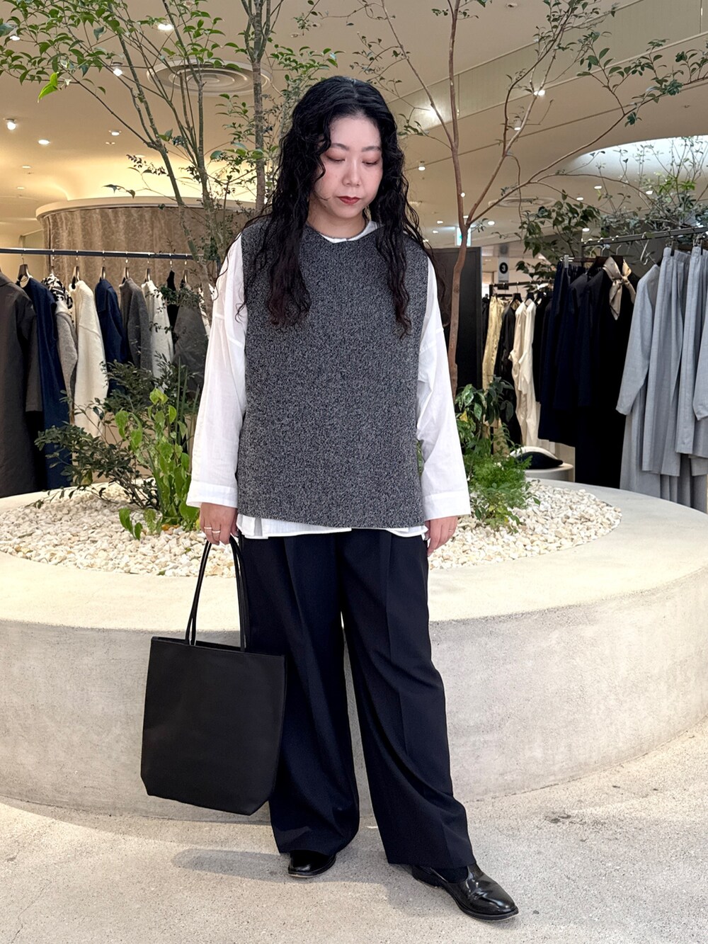 ホワイト系のシャツ/ブラウス、グレー系のニット/セーター、ブルー系のその他パンツを着用したレディースの秋コーディネートの6枚目の写真