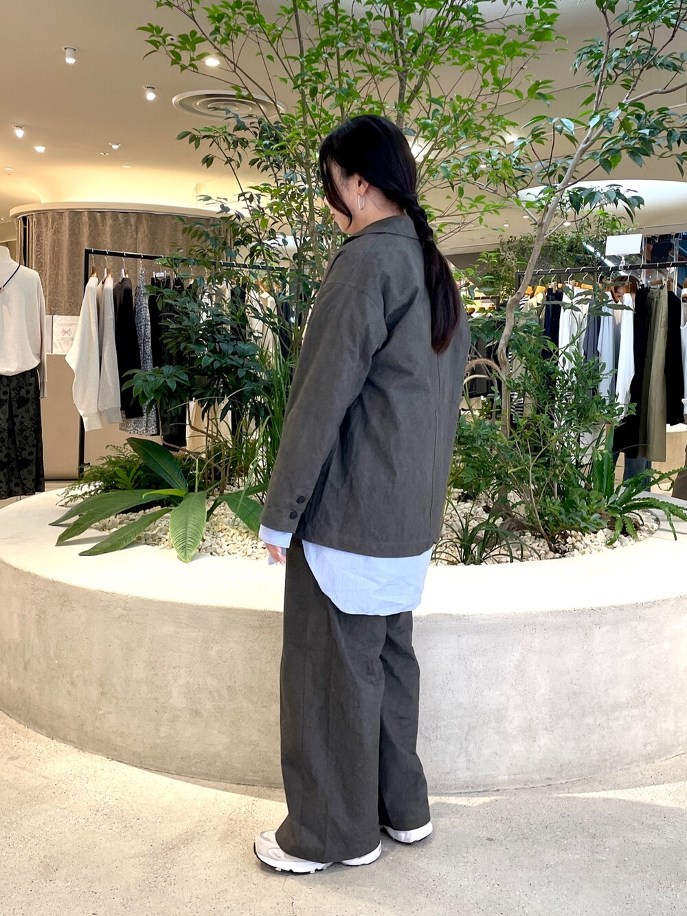 ベージュ系のタンクトップ、ブルー系のシャツ/ブラウス、グレー系のその他パンツを着用したレディースの秋コーディネートの2枚目の写真
