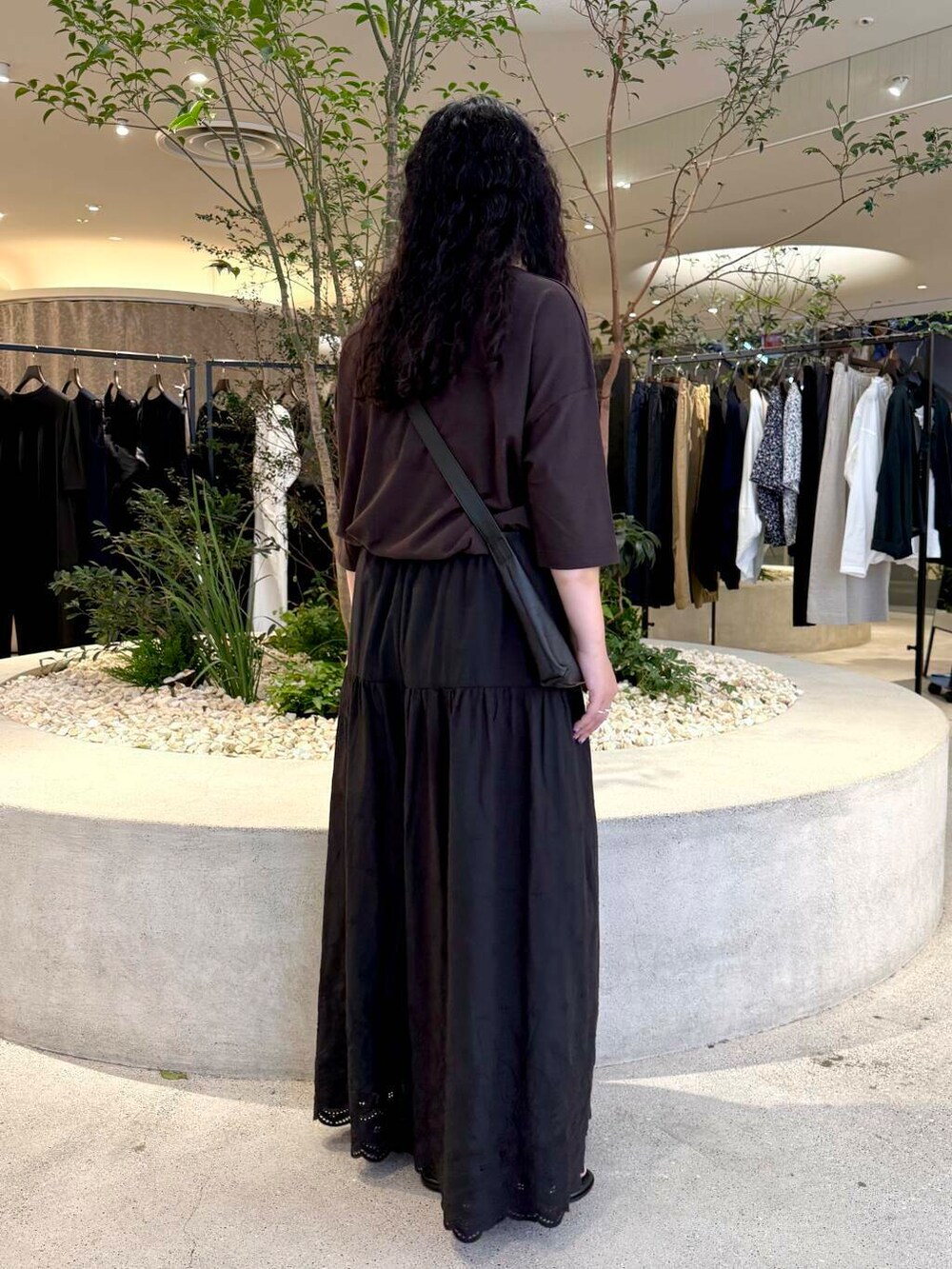 ブラック系のその他パンツ、ブラウン系のTシャツ/カットソー、ブラック系のショルダーバッグを着用したレディースの夏コーディネートの3枚目の写真