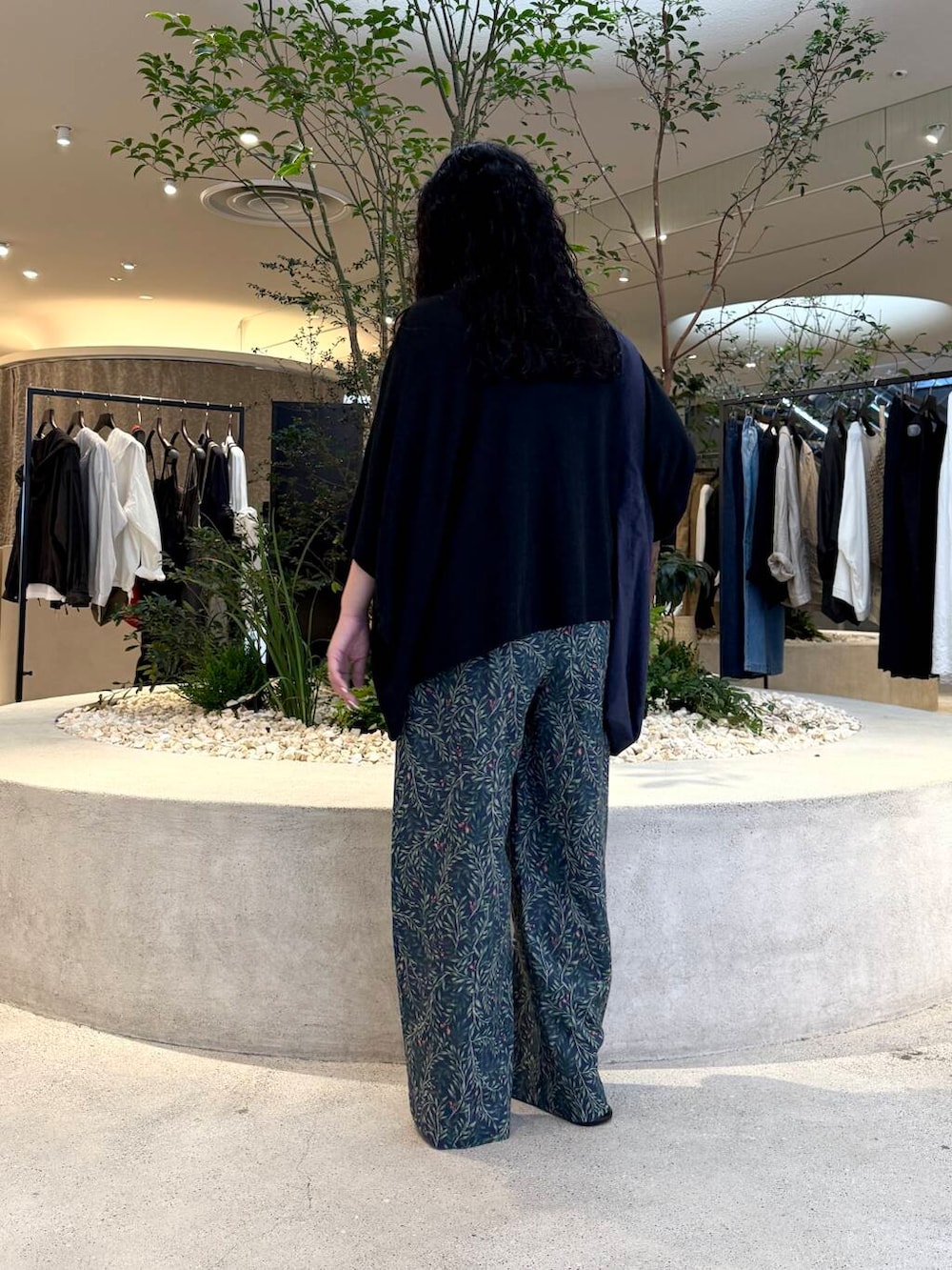 ブルー系のその他パンツ、ブラック系のTシャツ/カットソー、ブルー系のショルダーバッグを着用したレディースの夏コーディネートの3枚目の写真