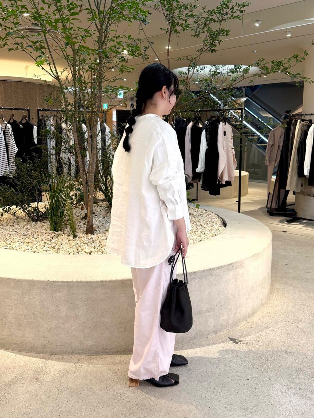 ホワイト系のシャツ/ブラウス、ピンク系のパンツを着用したレディースの春コーディネートの2枚目の写真