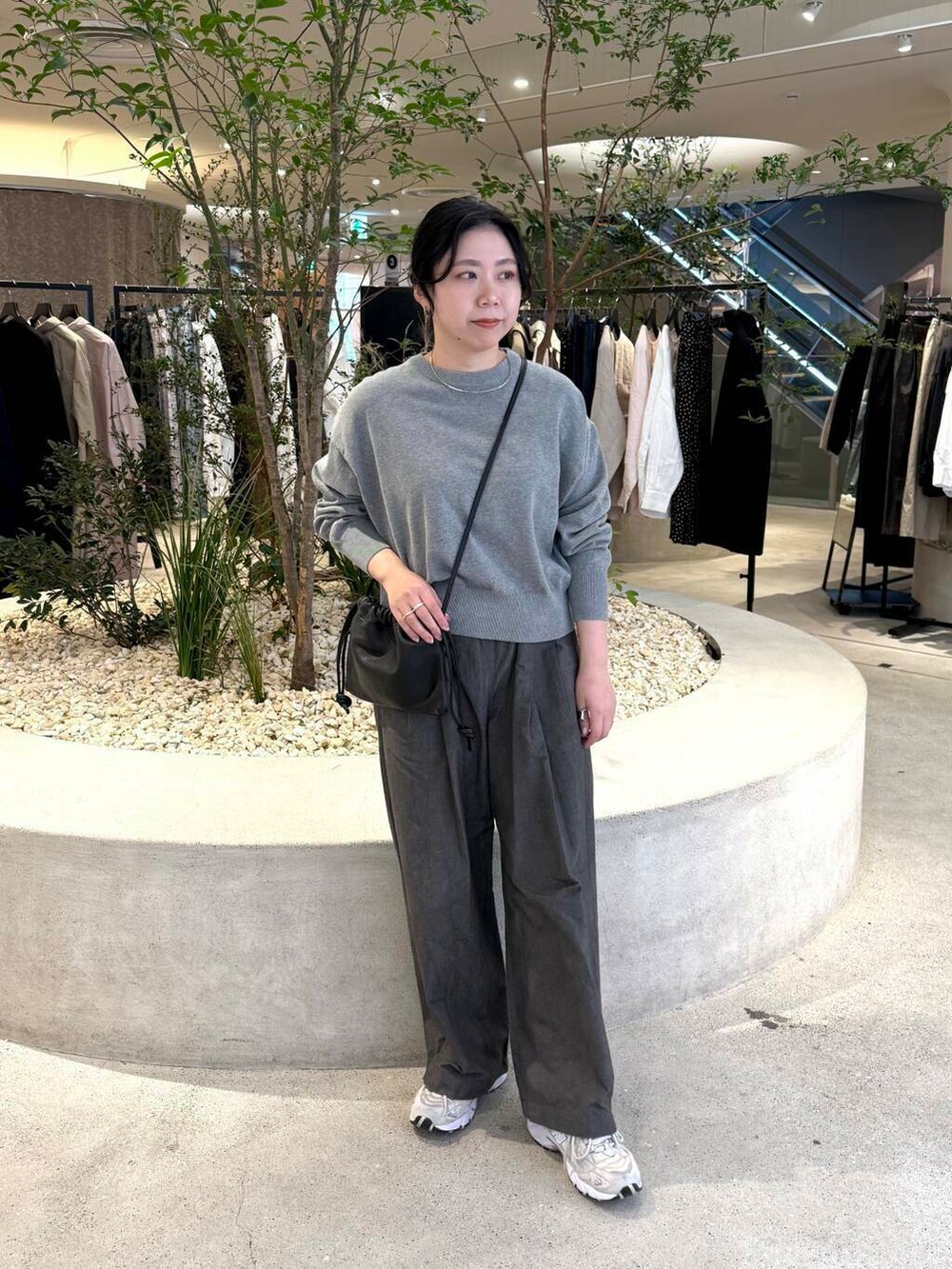 グレー系のニット/セーター、グレー系のその他パンツ、ブラック系のジャケット/アウターを着用したレディースの春コーディネートの5枚目の写真