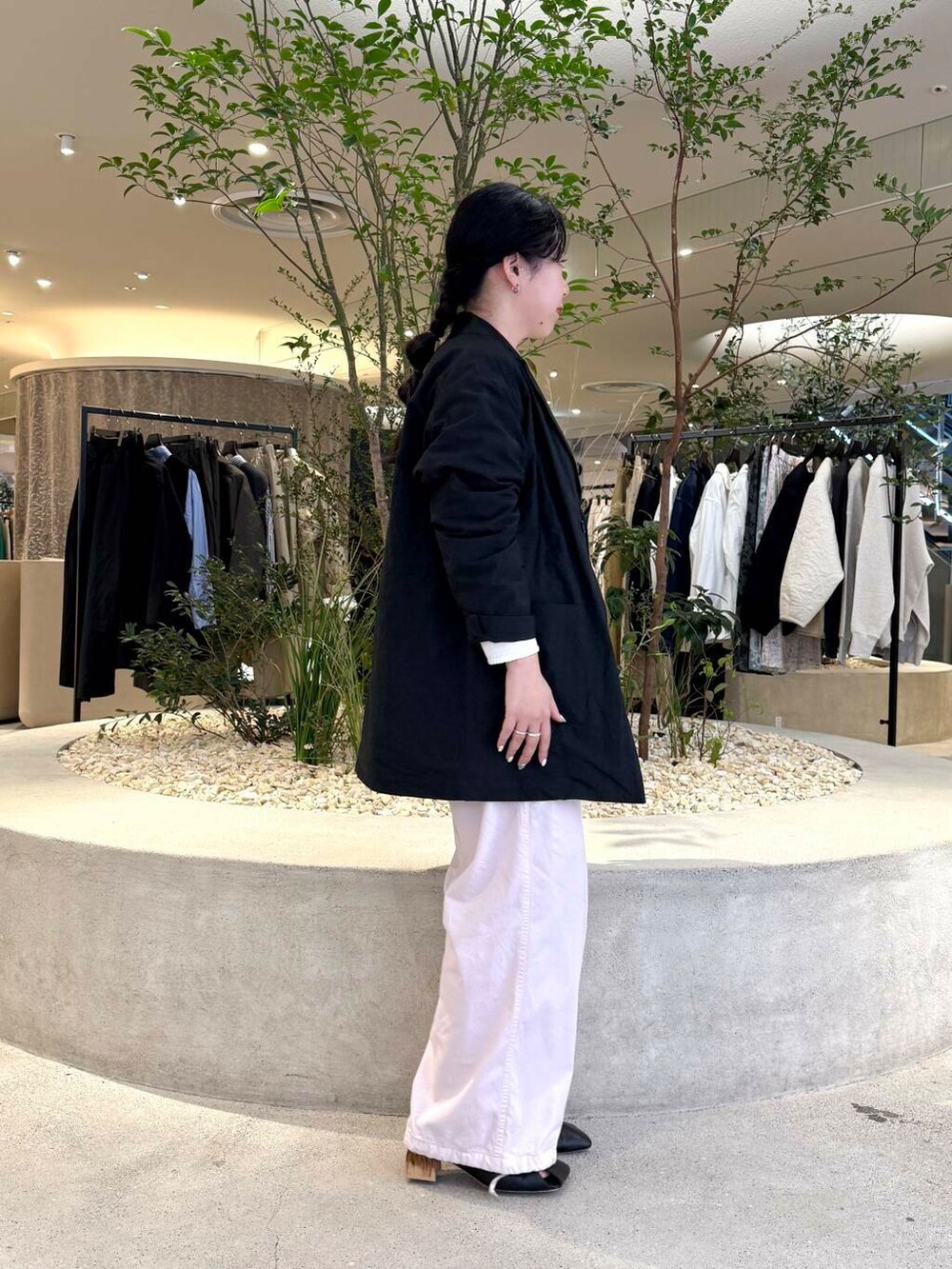 ホワイト系のニット/セーター、ブラック系のその他アウター、ピンク系のパンツを着用したレディースの春コーディネートの2枚目の写真