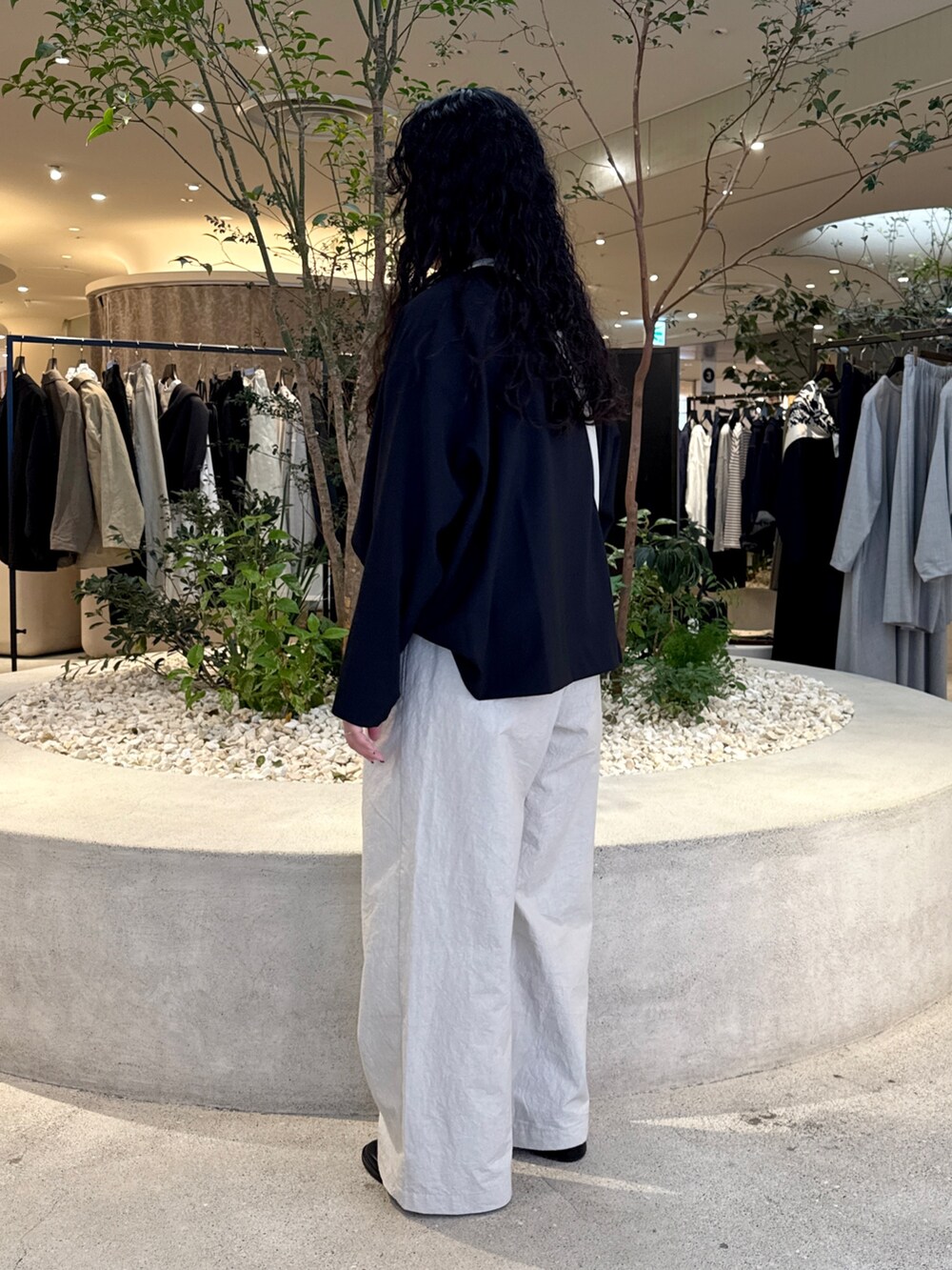 ホワイト系のショルダーバッグ、グレー系のその他パンツ、ブラック系のトップスを着用したレディースの秋コーディネートの4枚目の写真